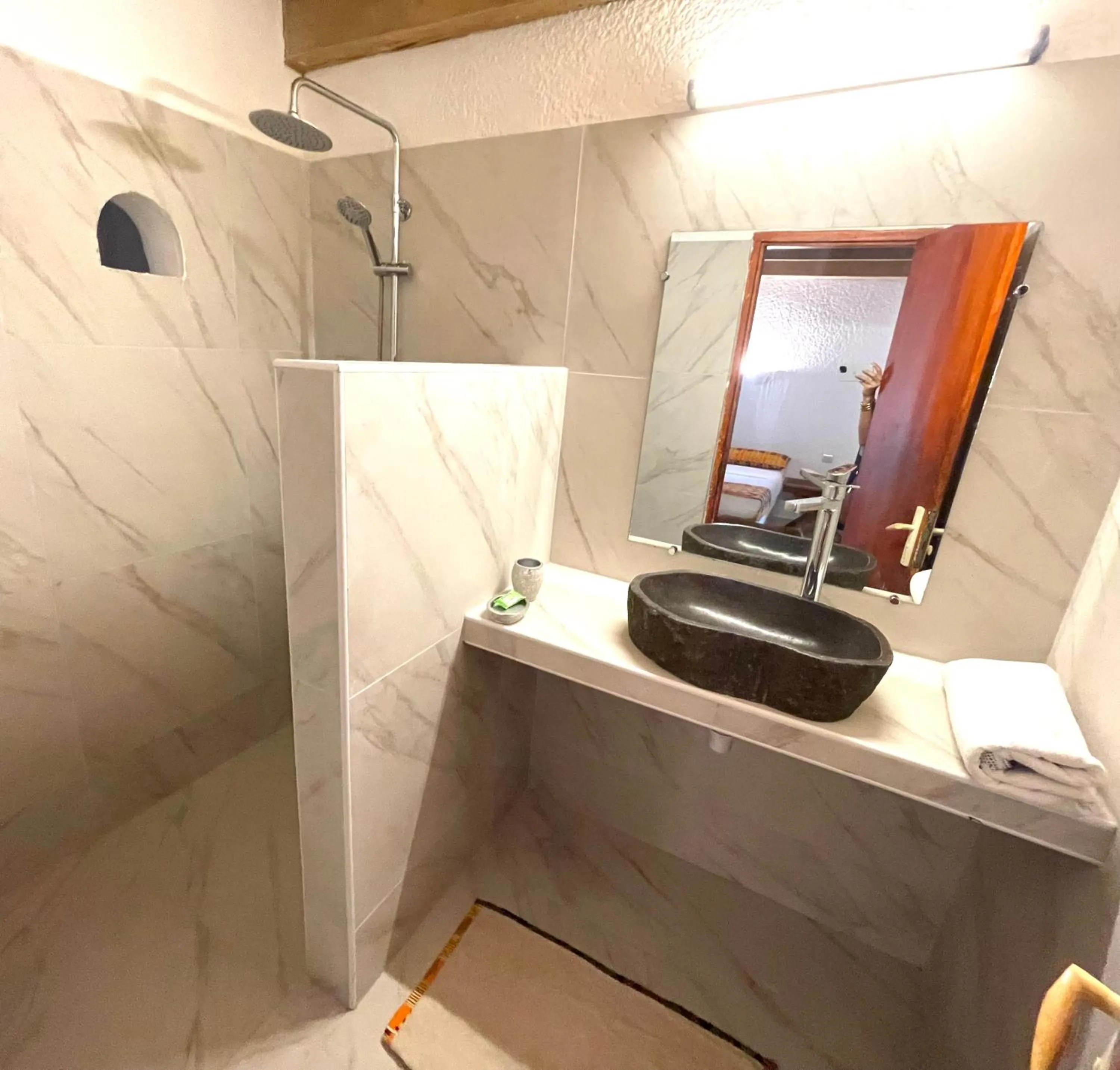 Bathroom in African Queen Lodge
