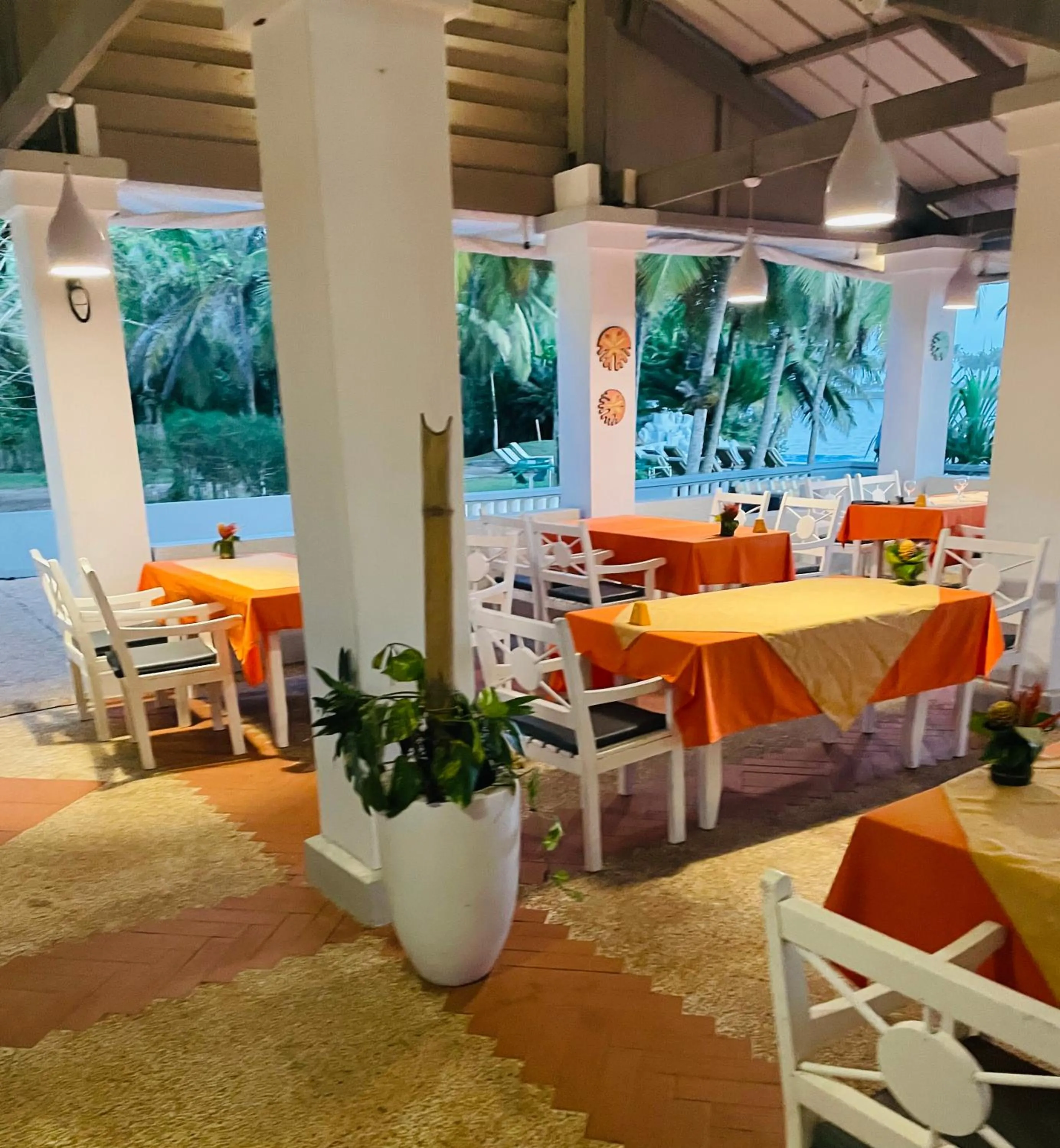 Restaurant/places to eat in African Queen Lodge