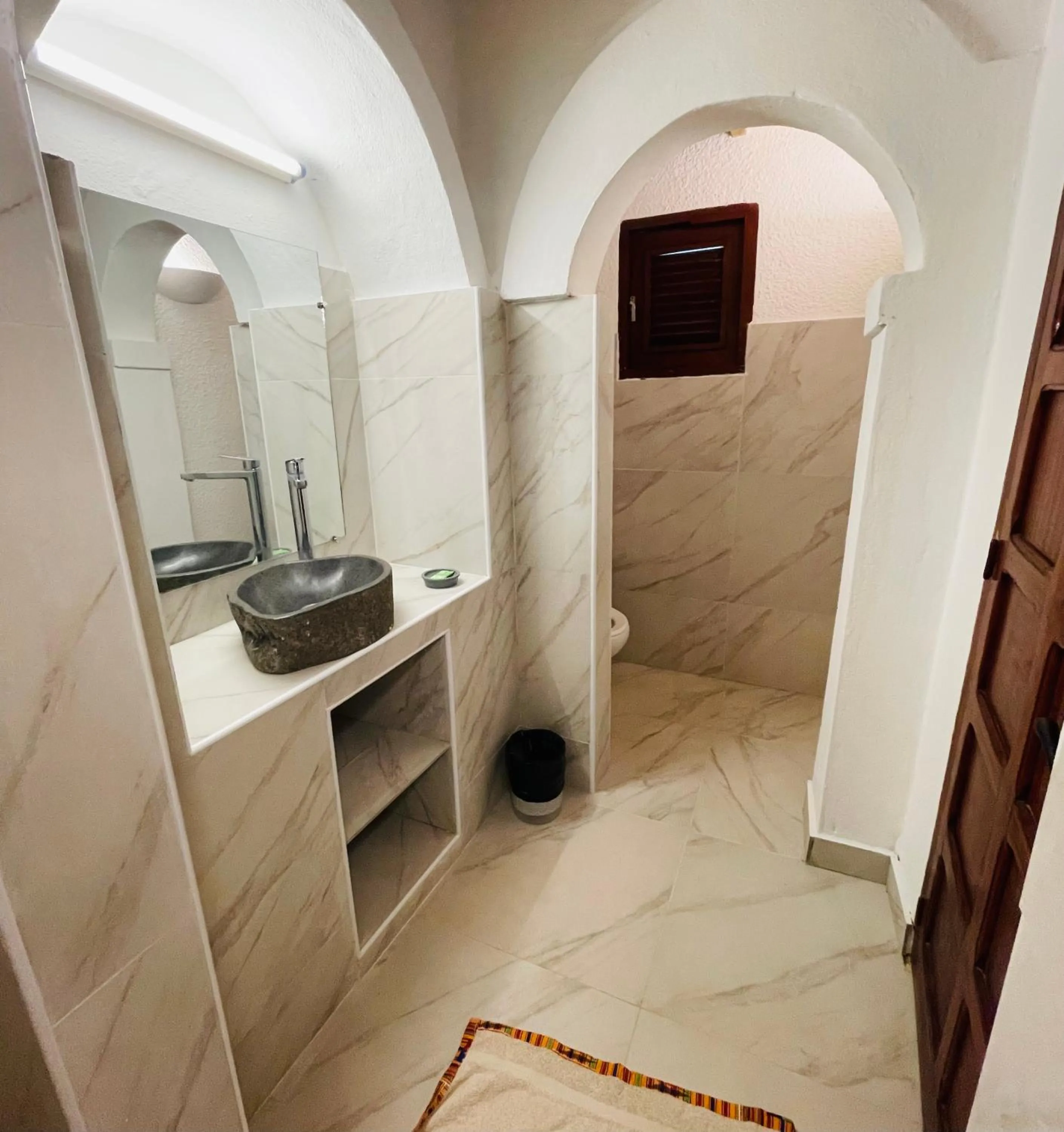 Bathroom in African Queen Lodge