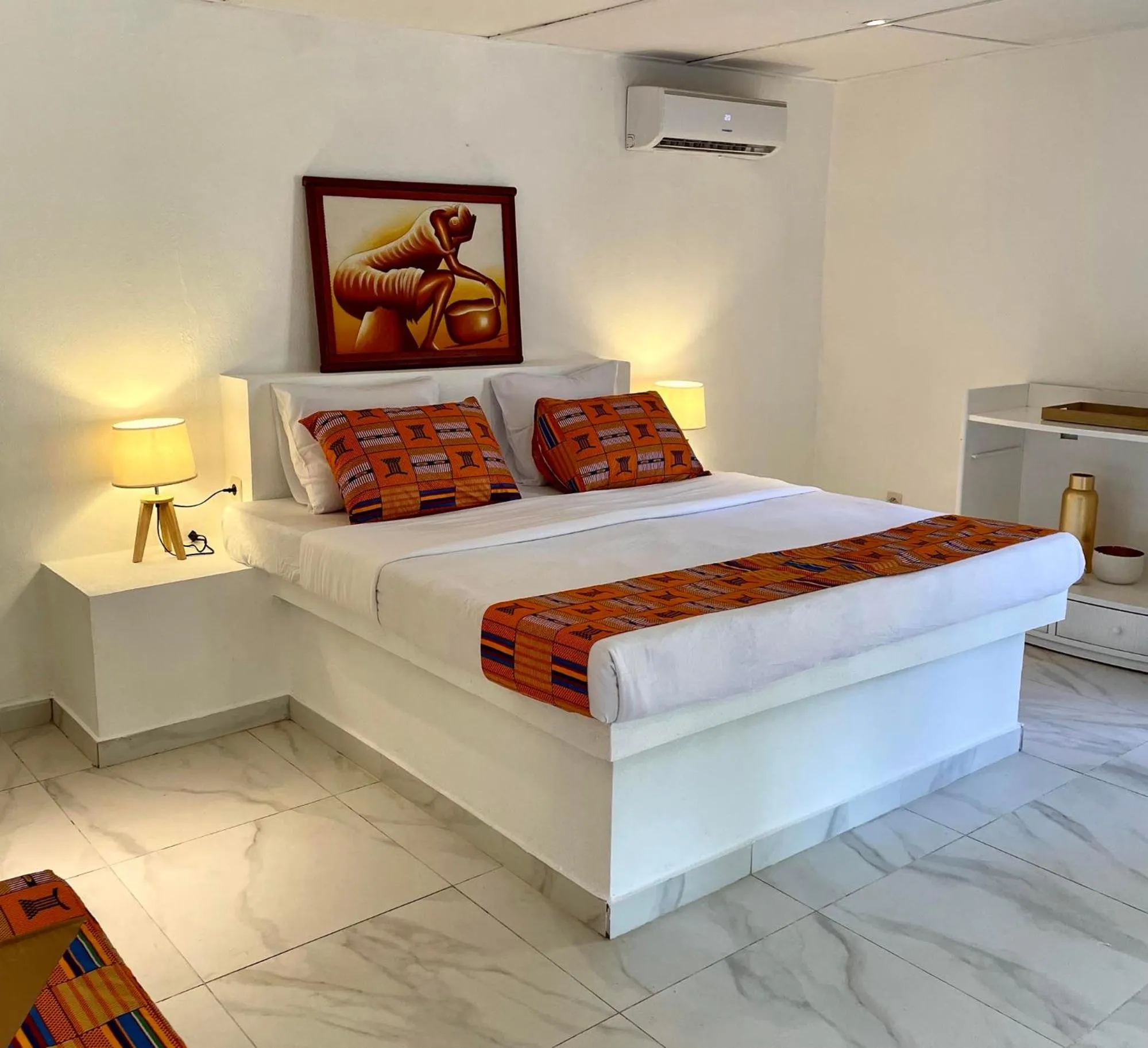 Bed in African Queen Lodge