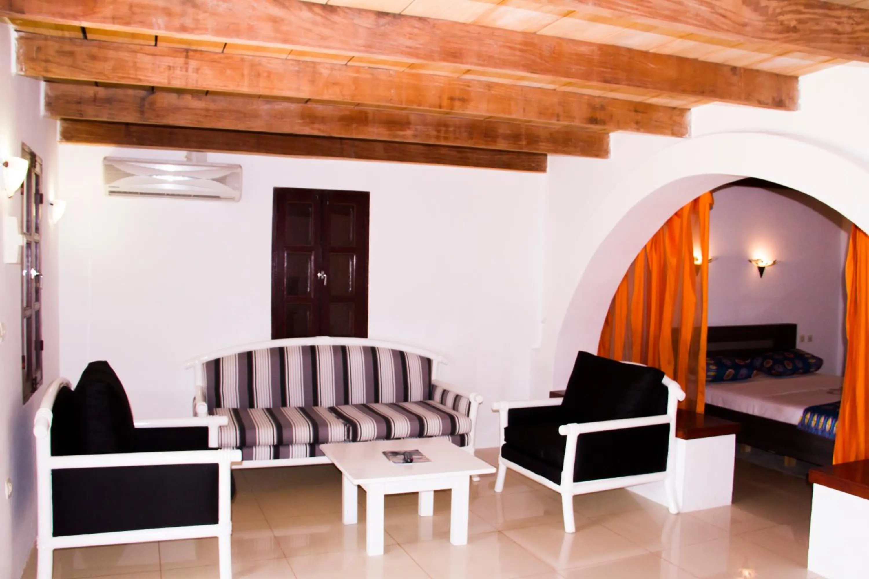 Living room in African Queen Lodge