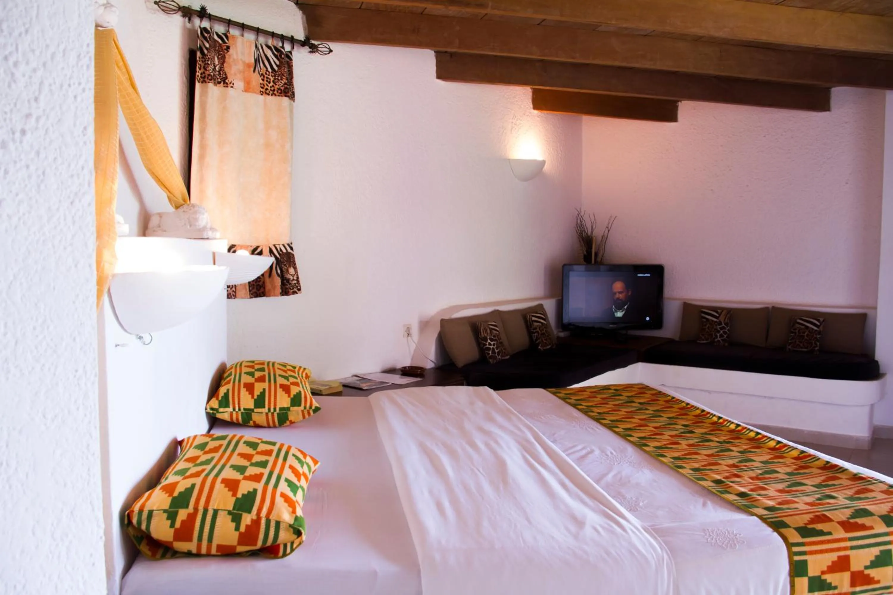 Bed in African Queen Lodge
