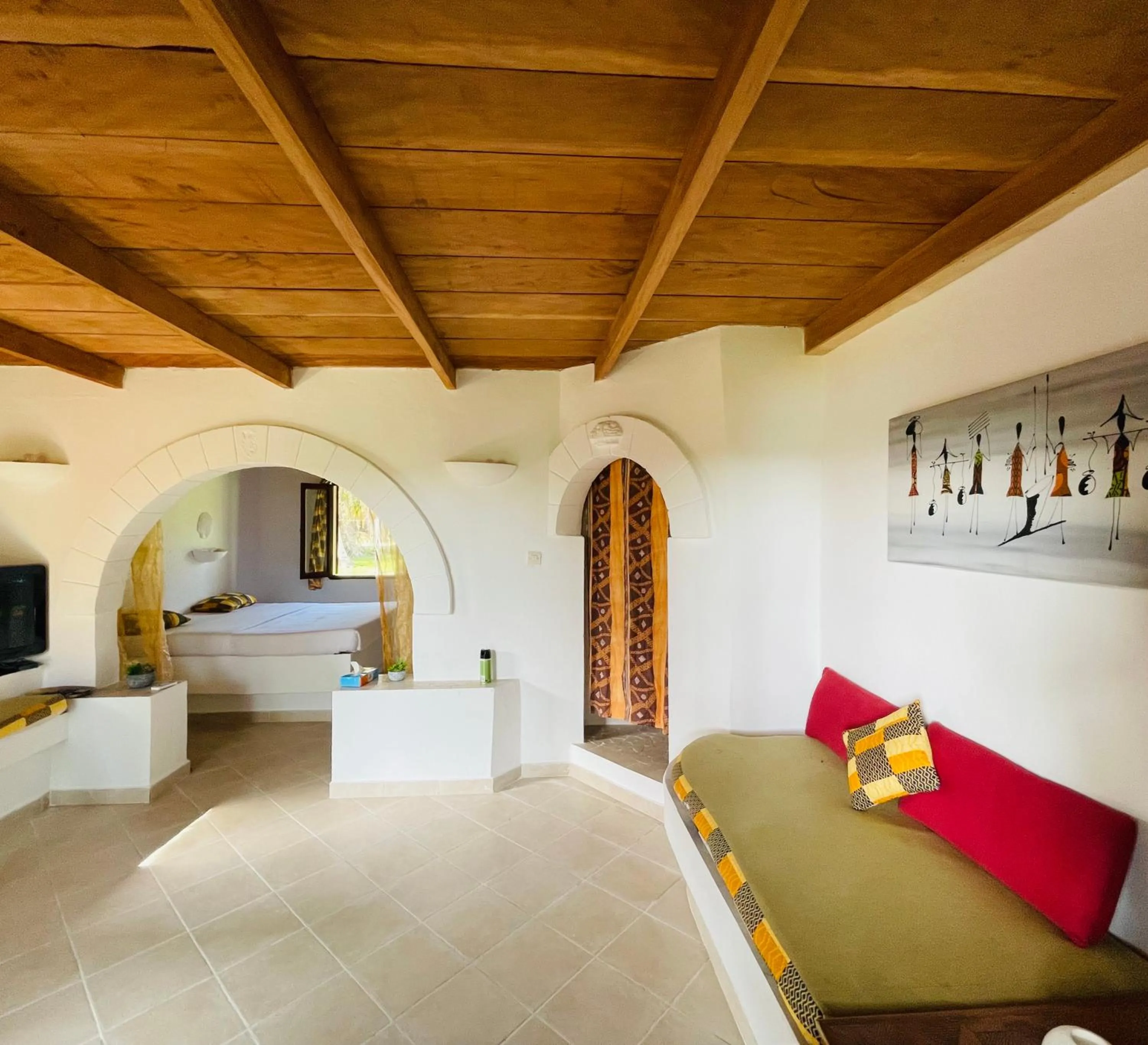 Photo of the whole room, Bed in African Queen Lodge