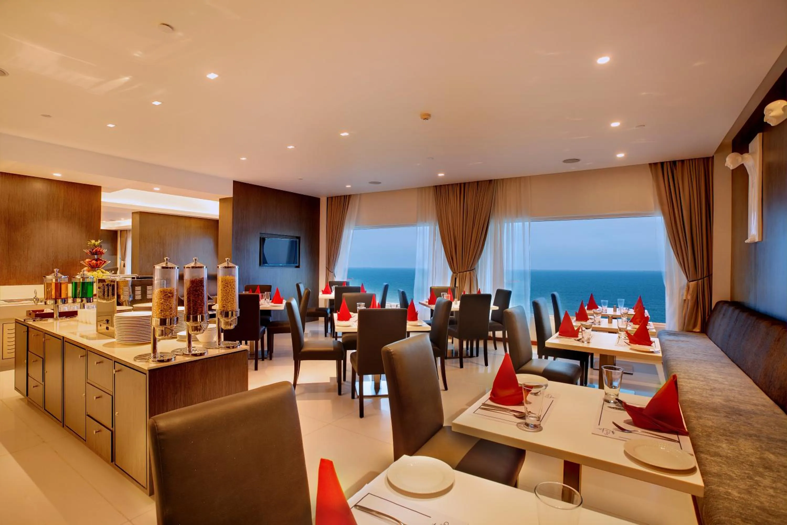 Restaurant/places to eat in Novotel Visakhapatnam Varun Beach