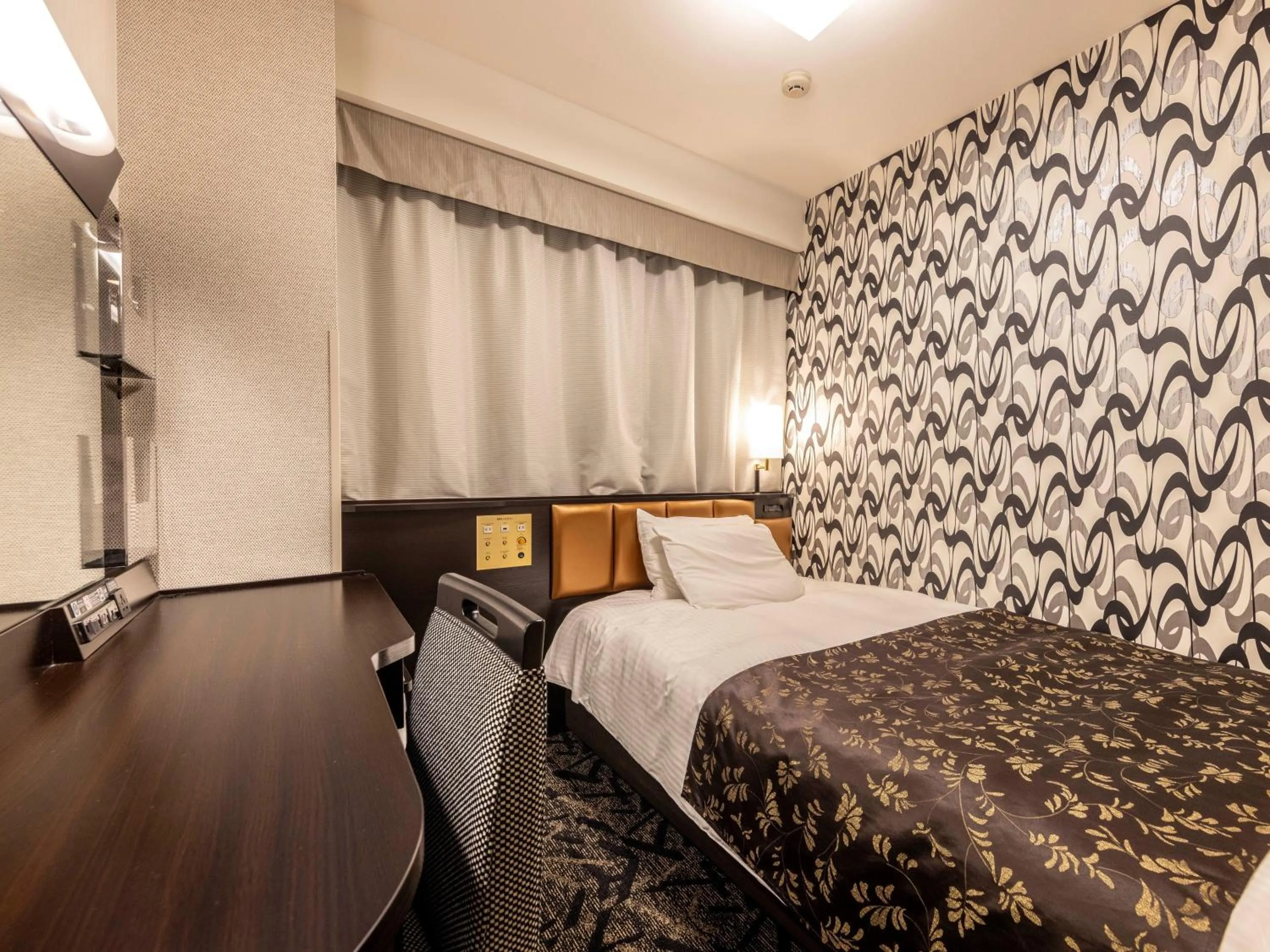 Photo of the whole room, Bed in APA Hotel Kagadaishoji Ekimae