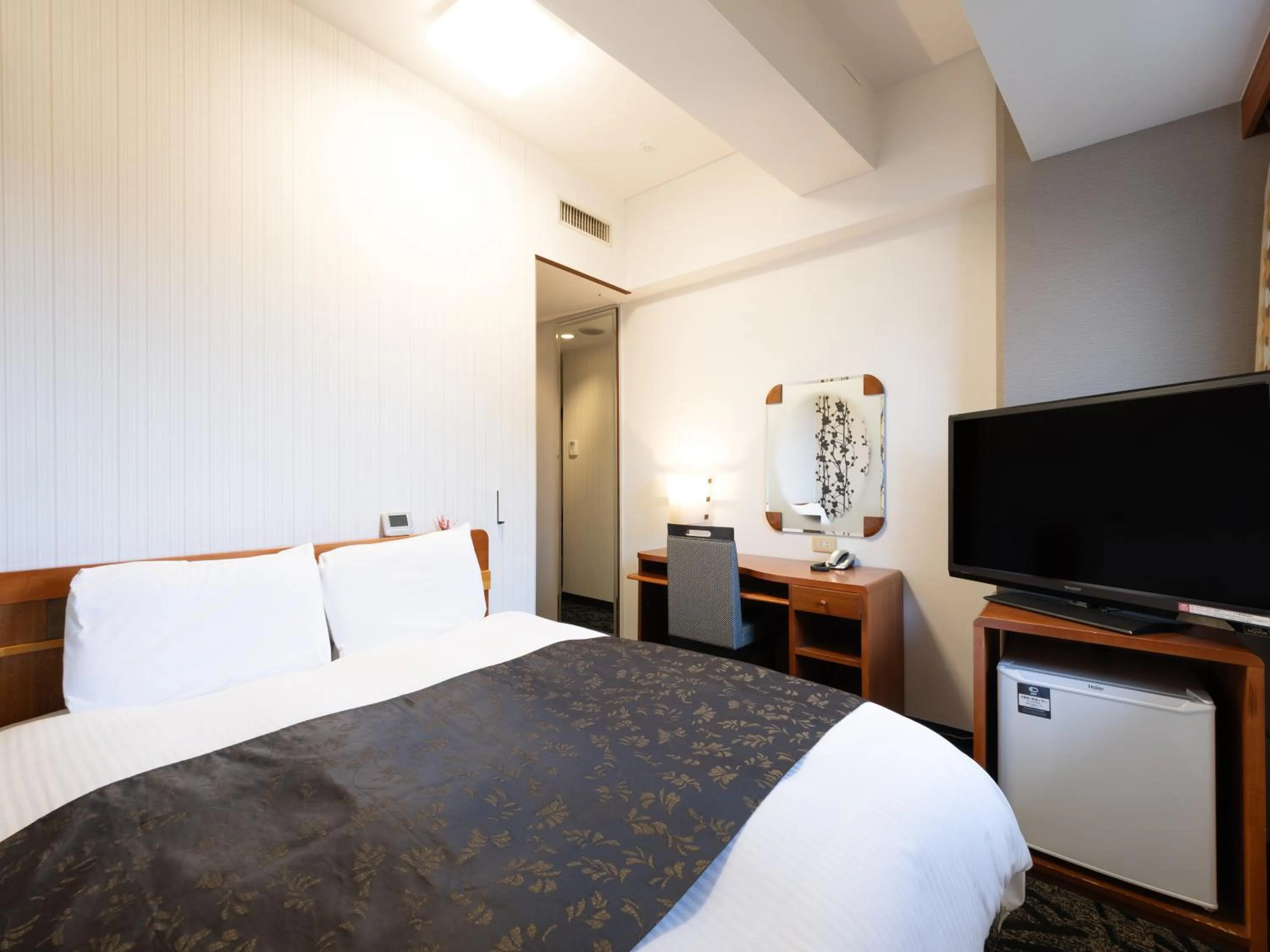 Photo of the whole room, Bed in APA Hotel Kanazawa Nomachi