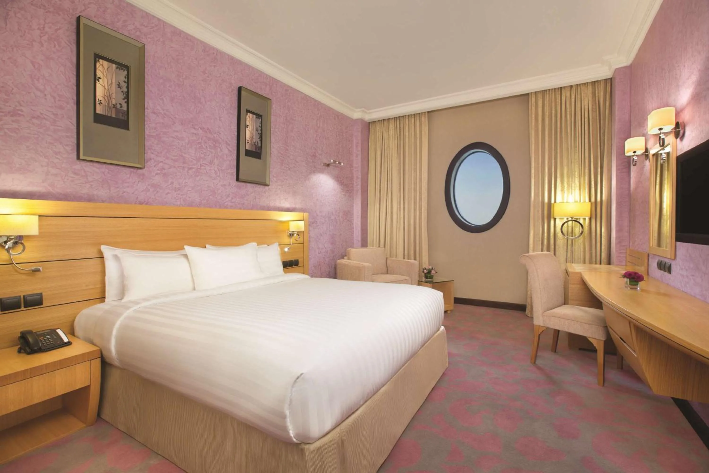Bedroom, Bed in DoubleTree by Hilton Dhahran