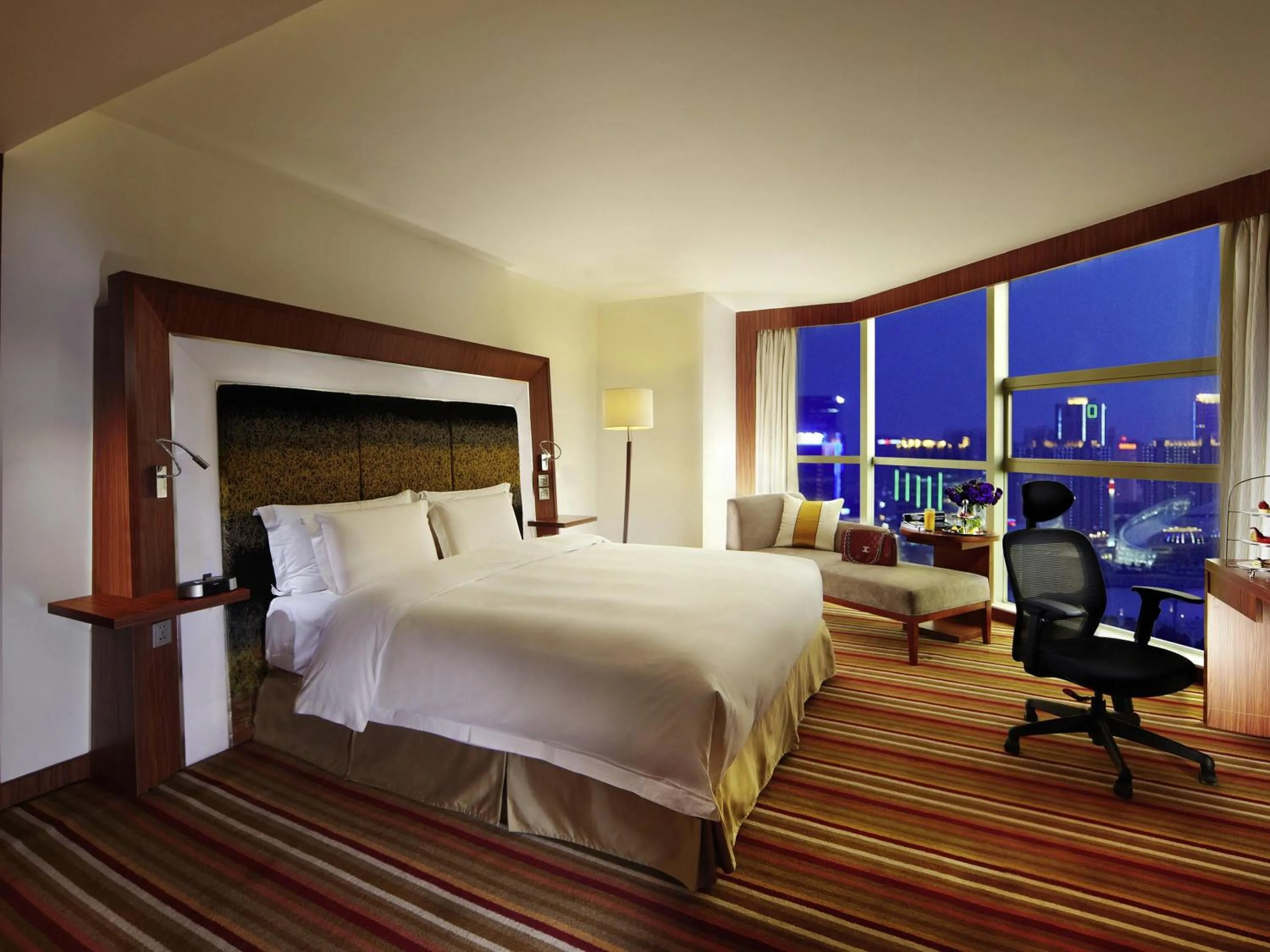 Breakfast, Bed in Novotel Zhengzhou Convention Centre