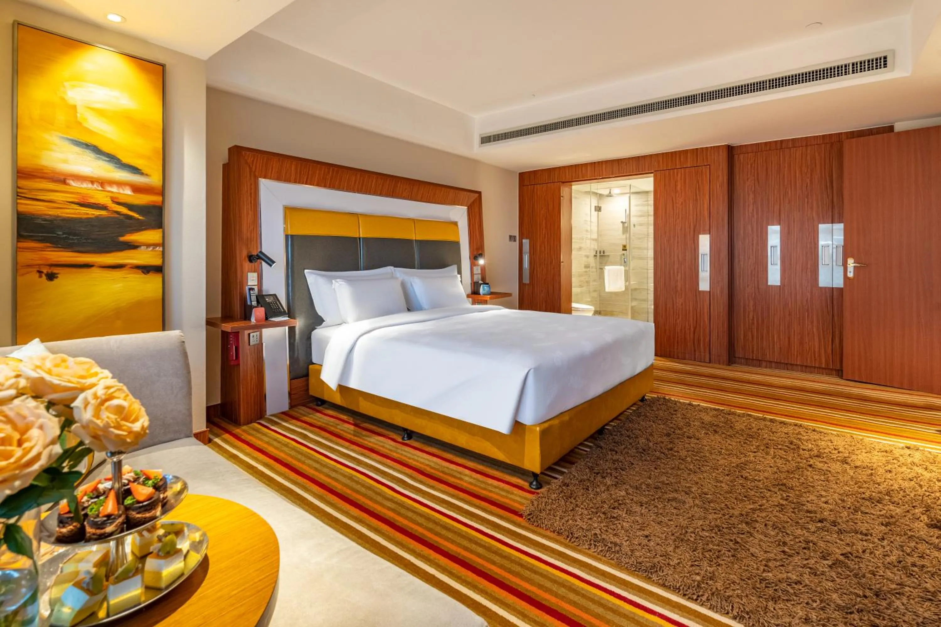 Photo of the whole room, Bed in Novotel Zhengzhou Convention Centre