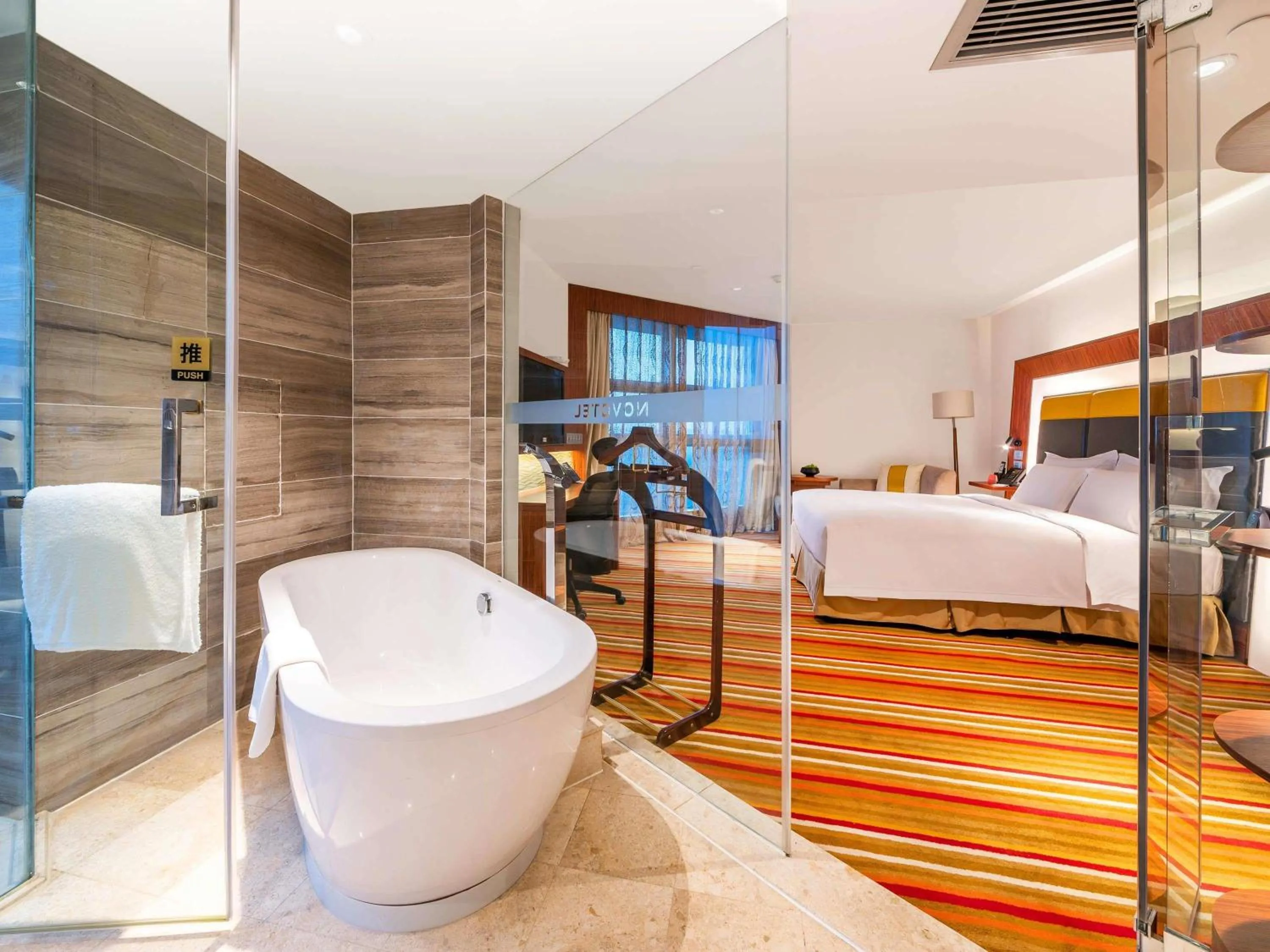 Bedroom, Bed in Novotel Zhengzhou Convention Centre