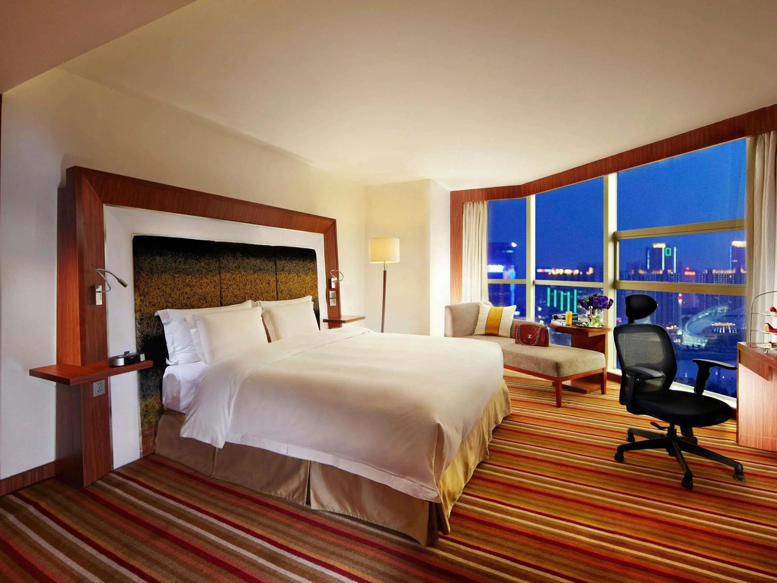 Bedroom, Bed in Novotel Zhengzhou Convention Centre