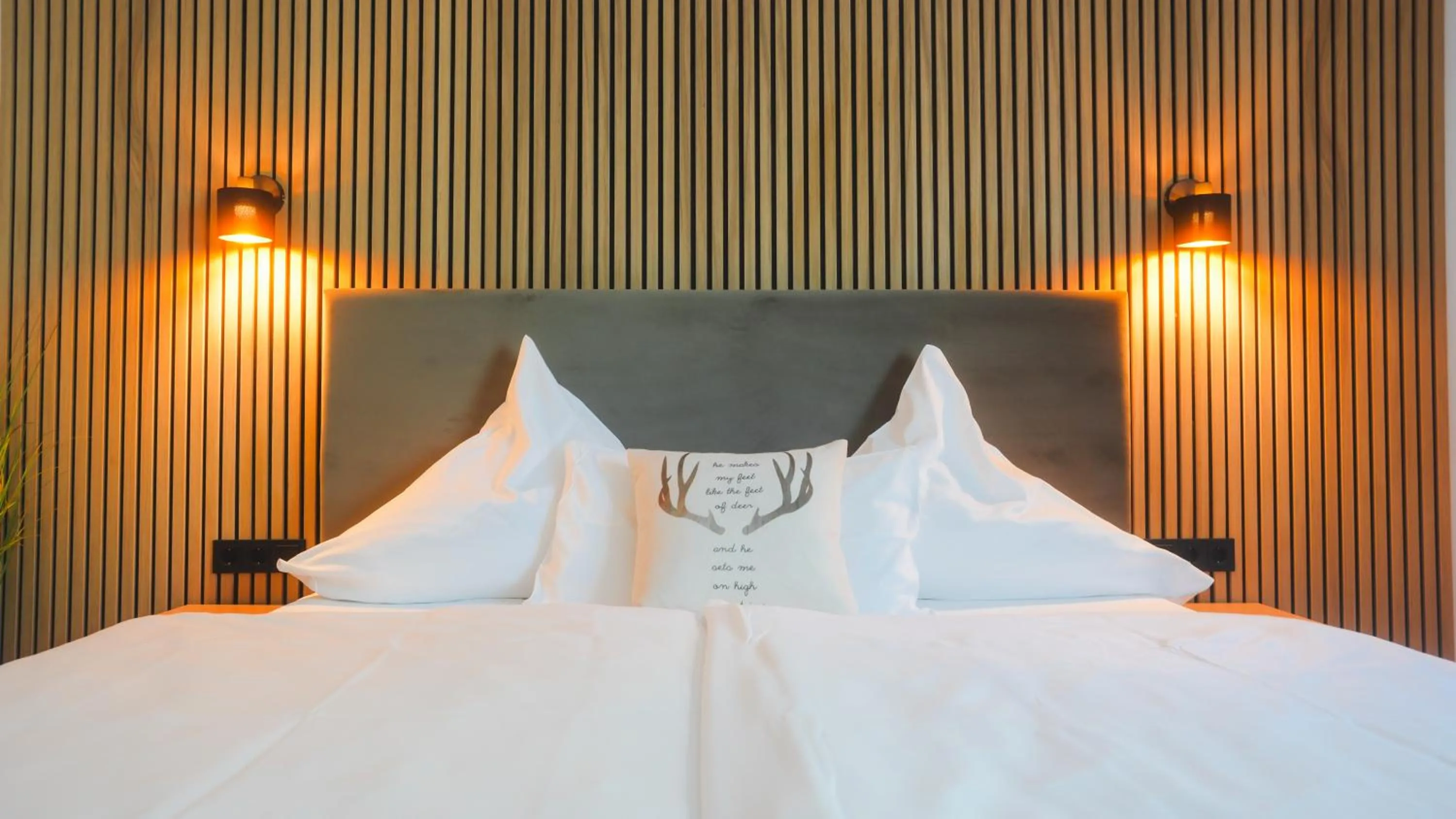 Bedroom, Bed in Hotel König