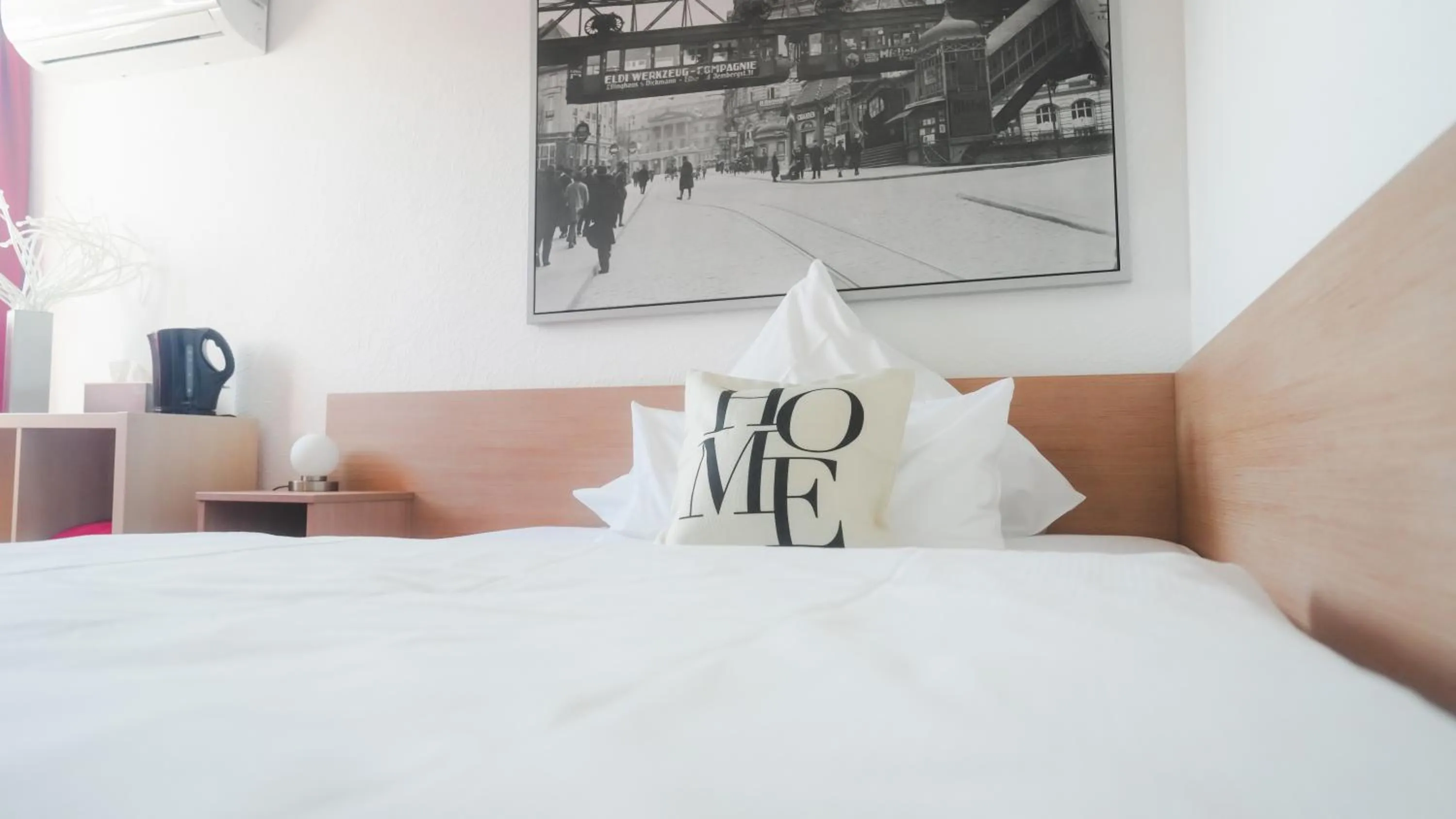 Bedroom, Bed in Hotel König