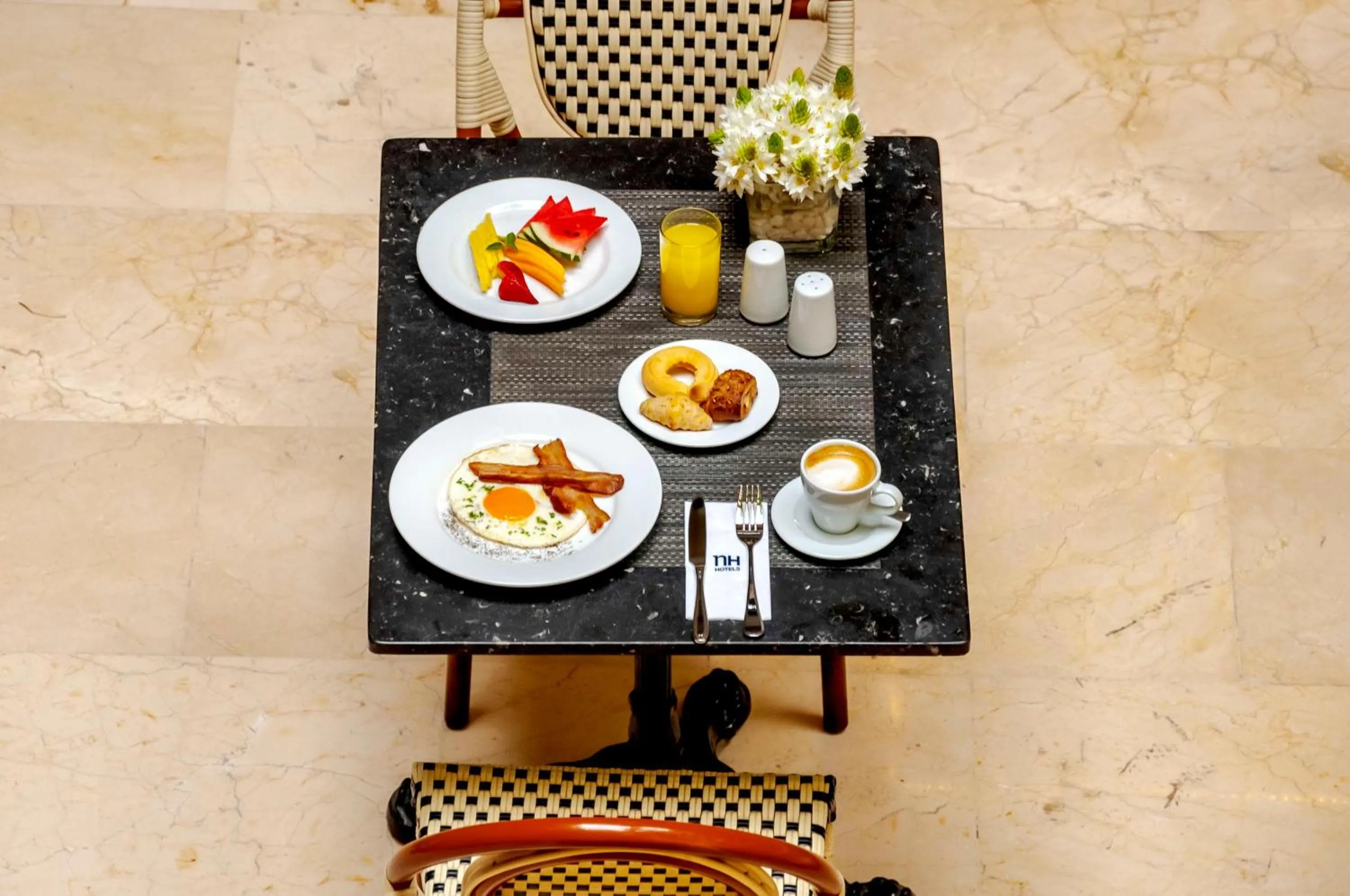 Restaurant/places to eat in NH Boulevard del Río Cali