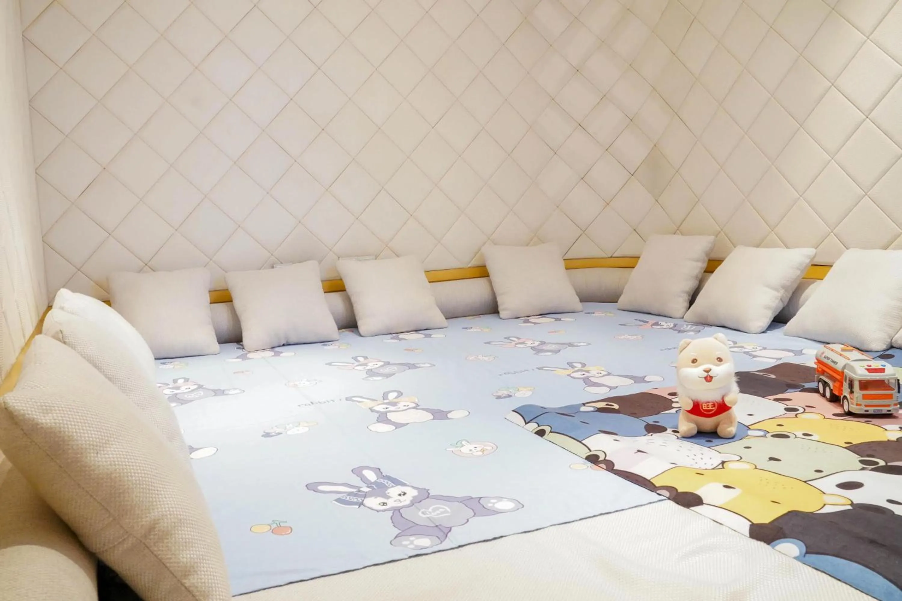 Bed in Grand Mercure Hotel Hualing