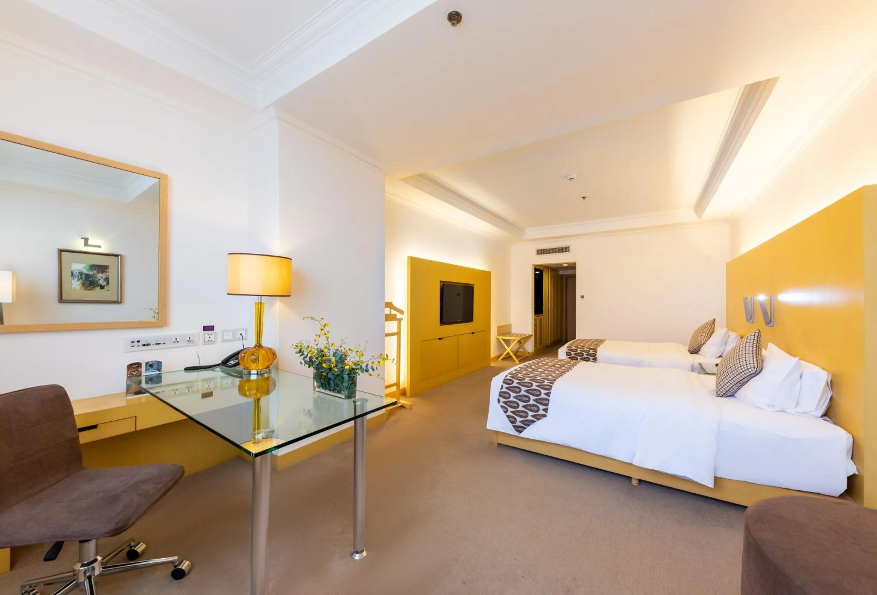 Bed in Grand Mercure Hotel Hualing