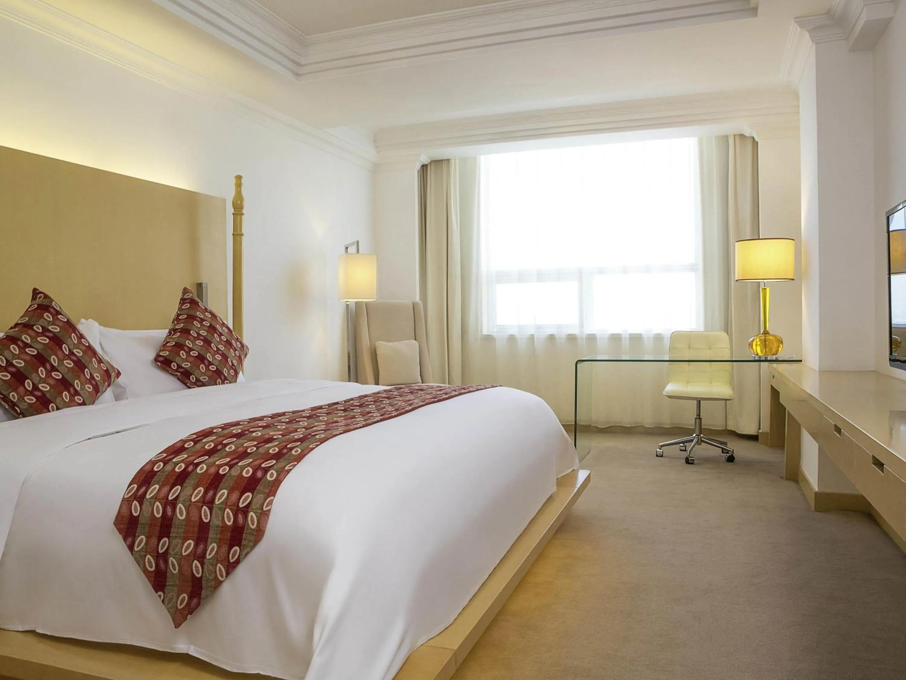 Bedroom in Grand Mercure Hotel Hualing