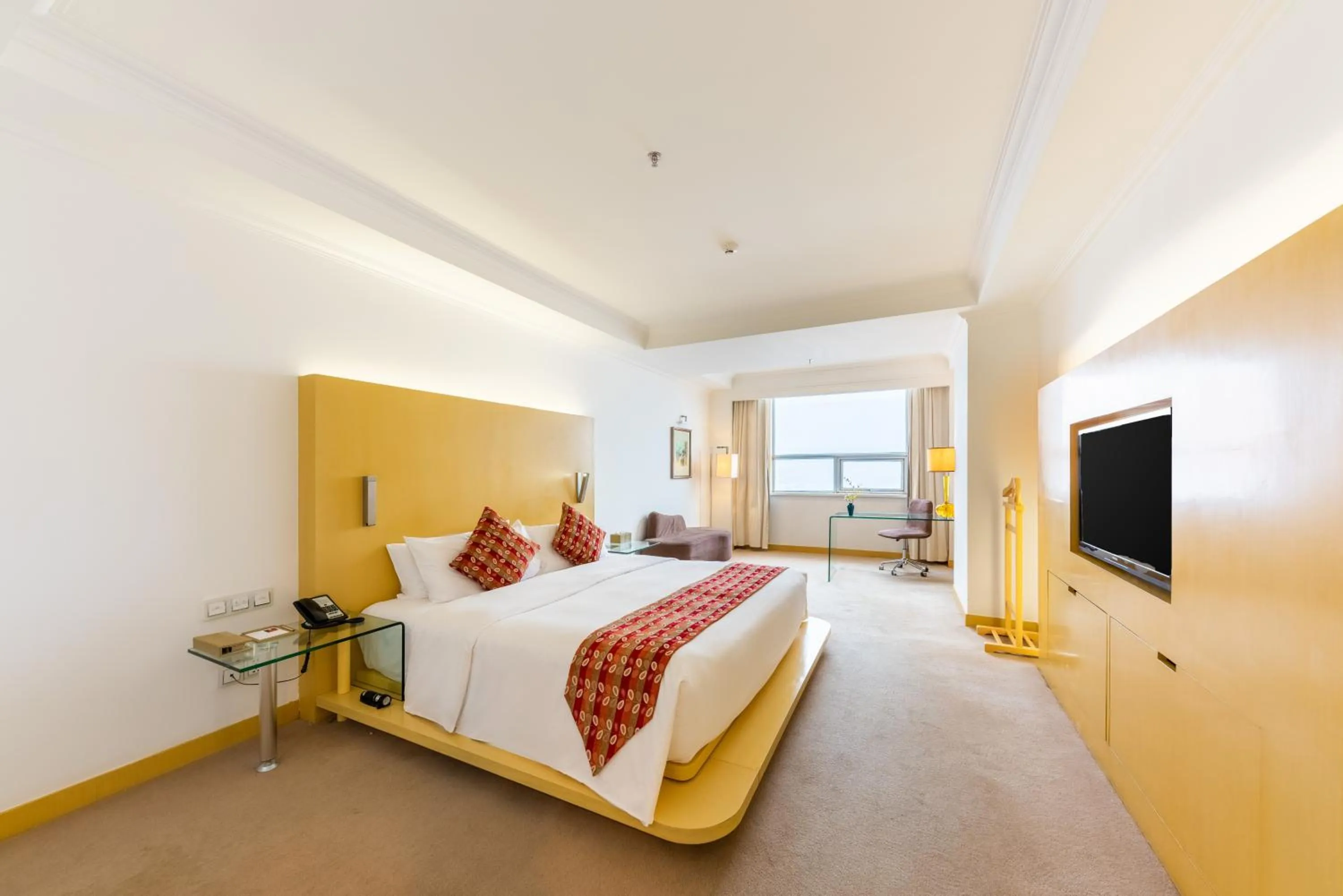 TV and multimedia in Grand Mercure Hotel Hualing