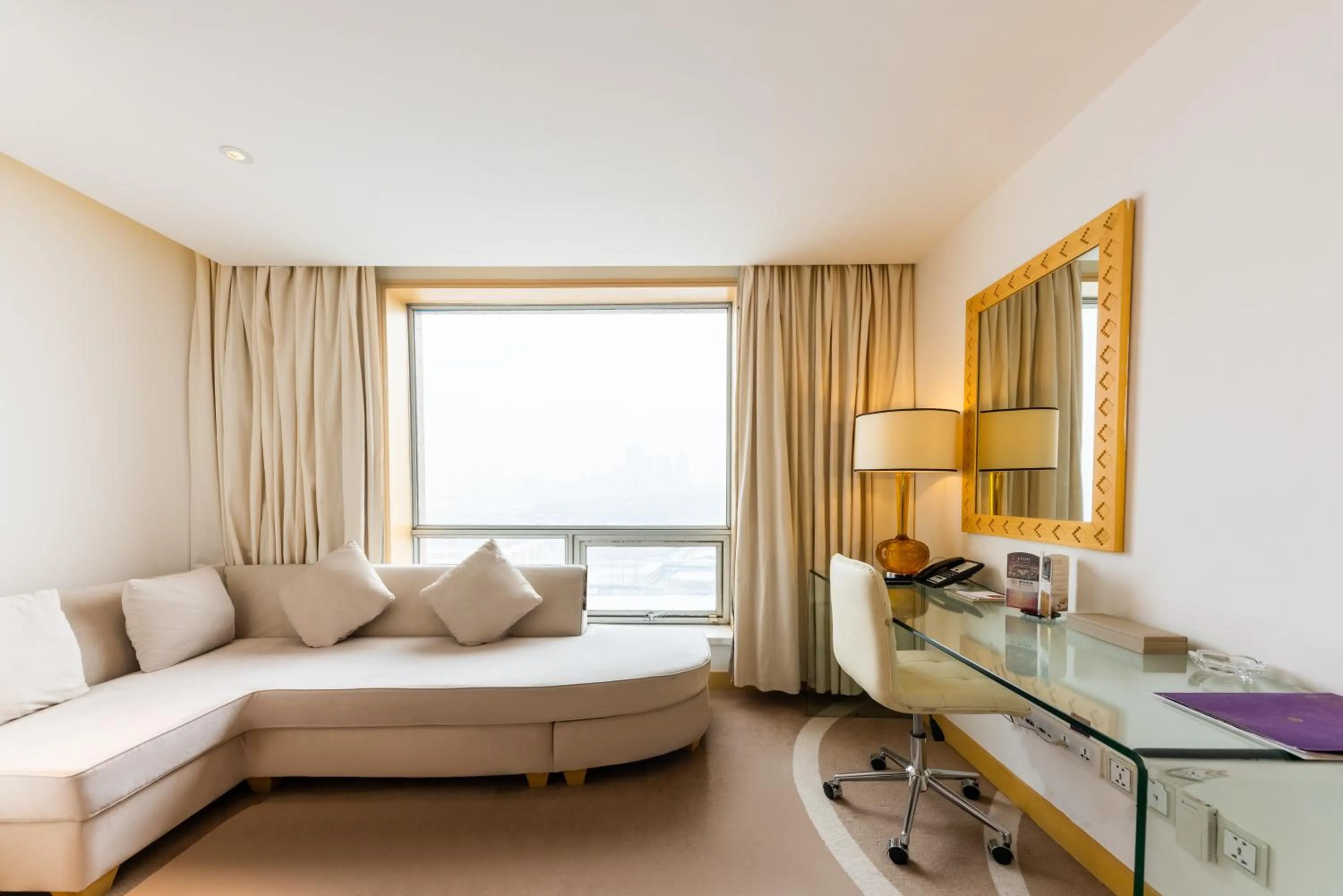 Living room in Grand Mercure Hotel Hualing