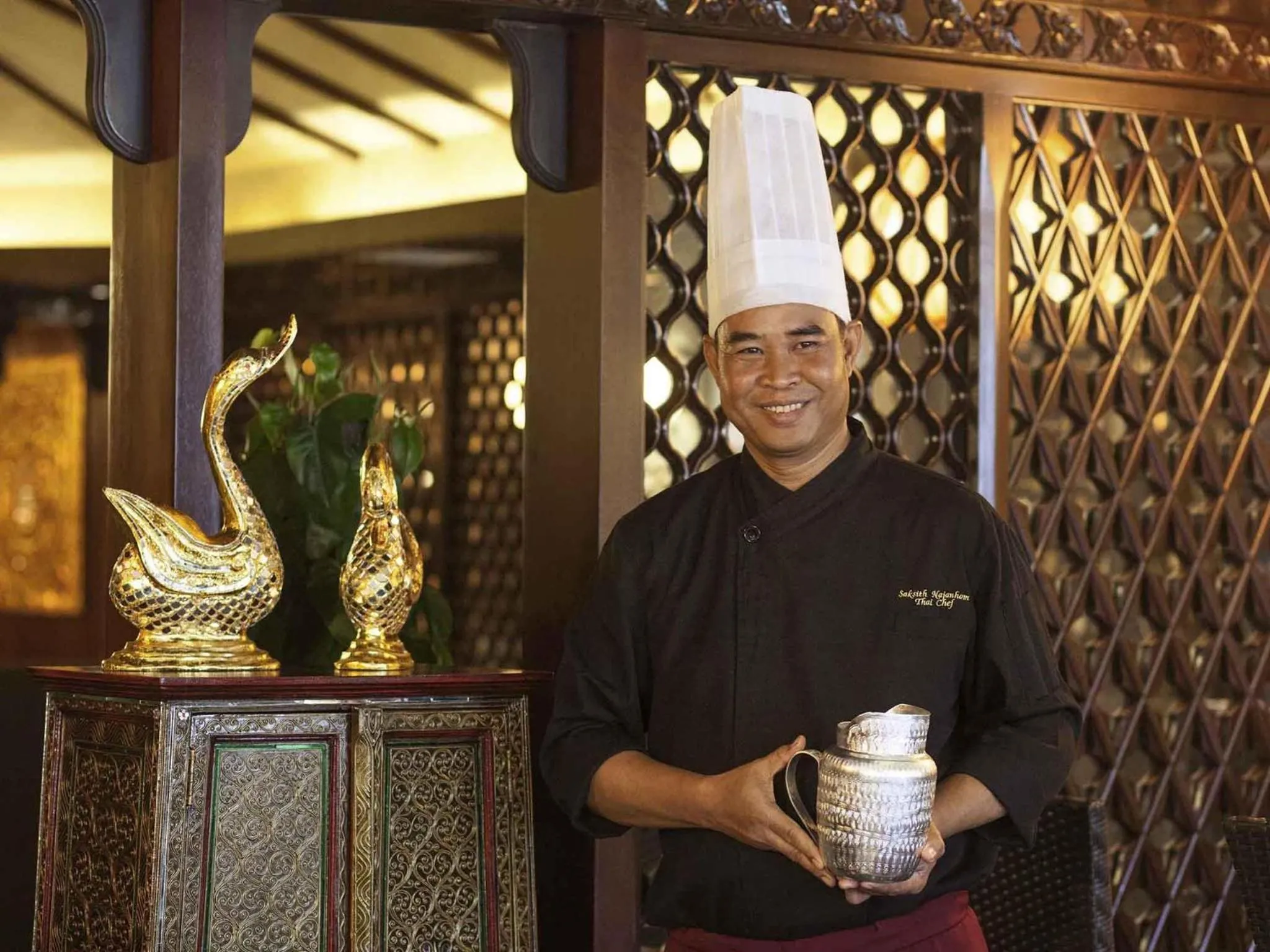 Restaurant/places to eat in Grand Mercure Hotel Hualing