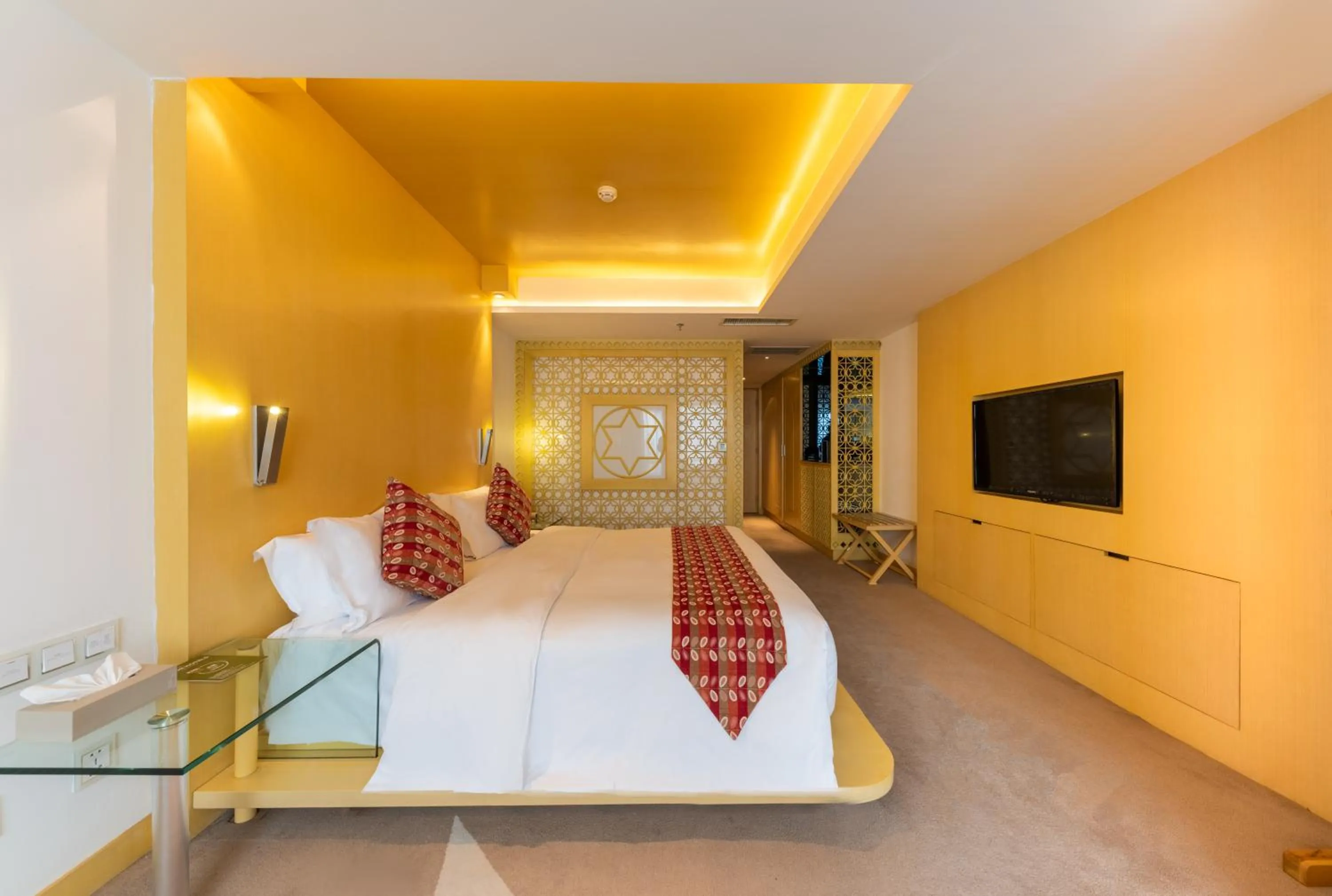 Bed in Grand Mercure Hotel Hualing