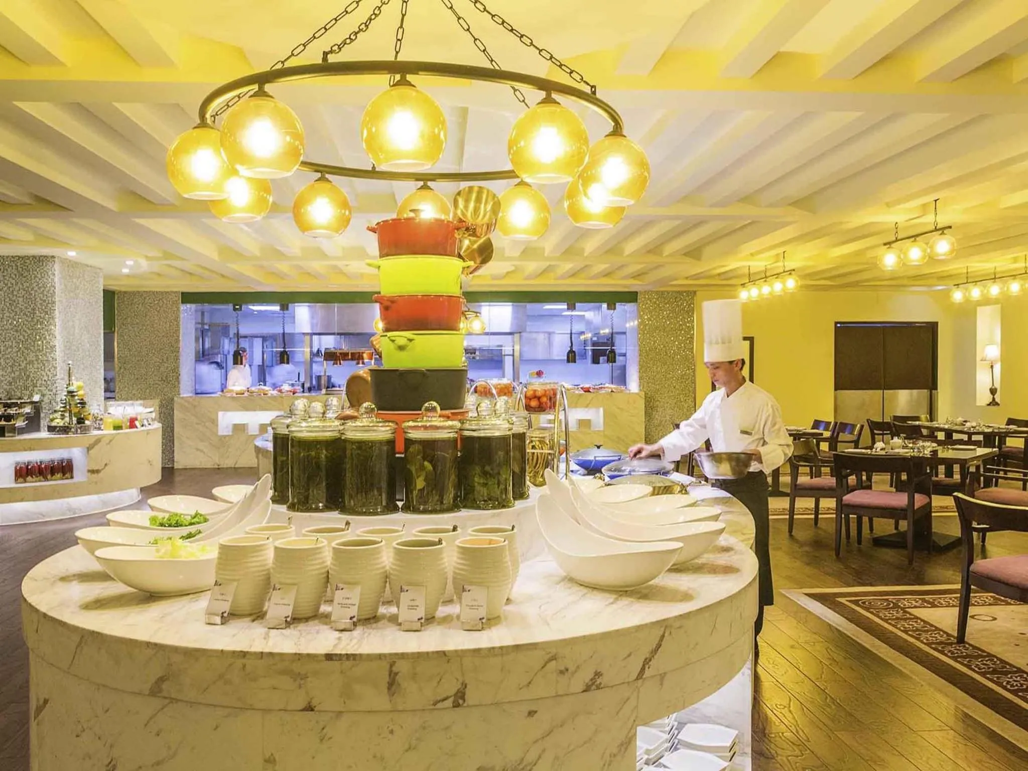 Restaurant/places to eat in Grand Mercure Hotel Hualing