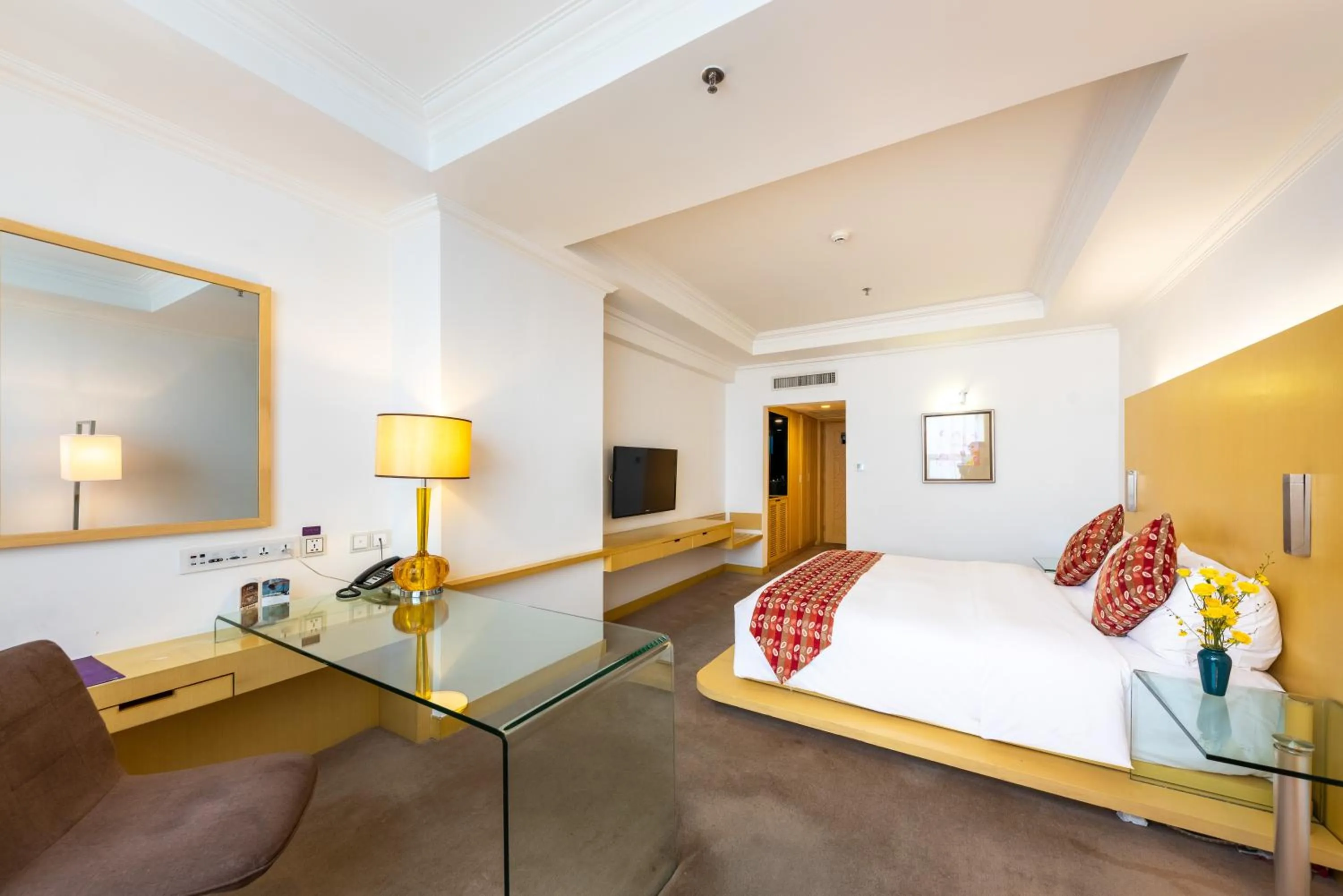 Bed in Grand Mercure Hotel Hualing