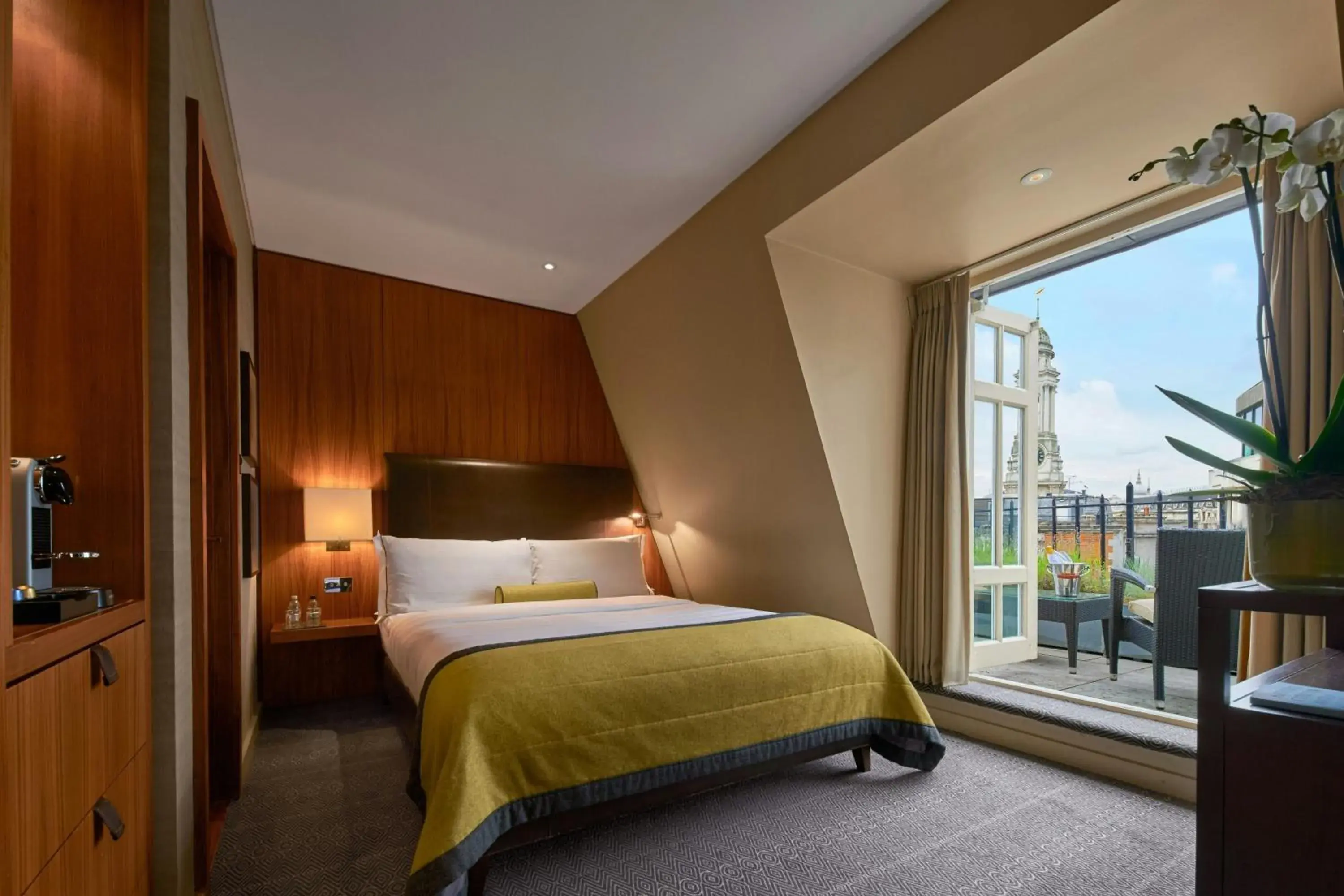 Photo of the whole room, Bed in Threadneedles, Autograph Collection Photo of the whole room, Bed in Threadneedles, Autograph Collection