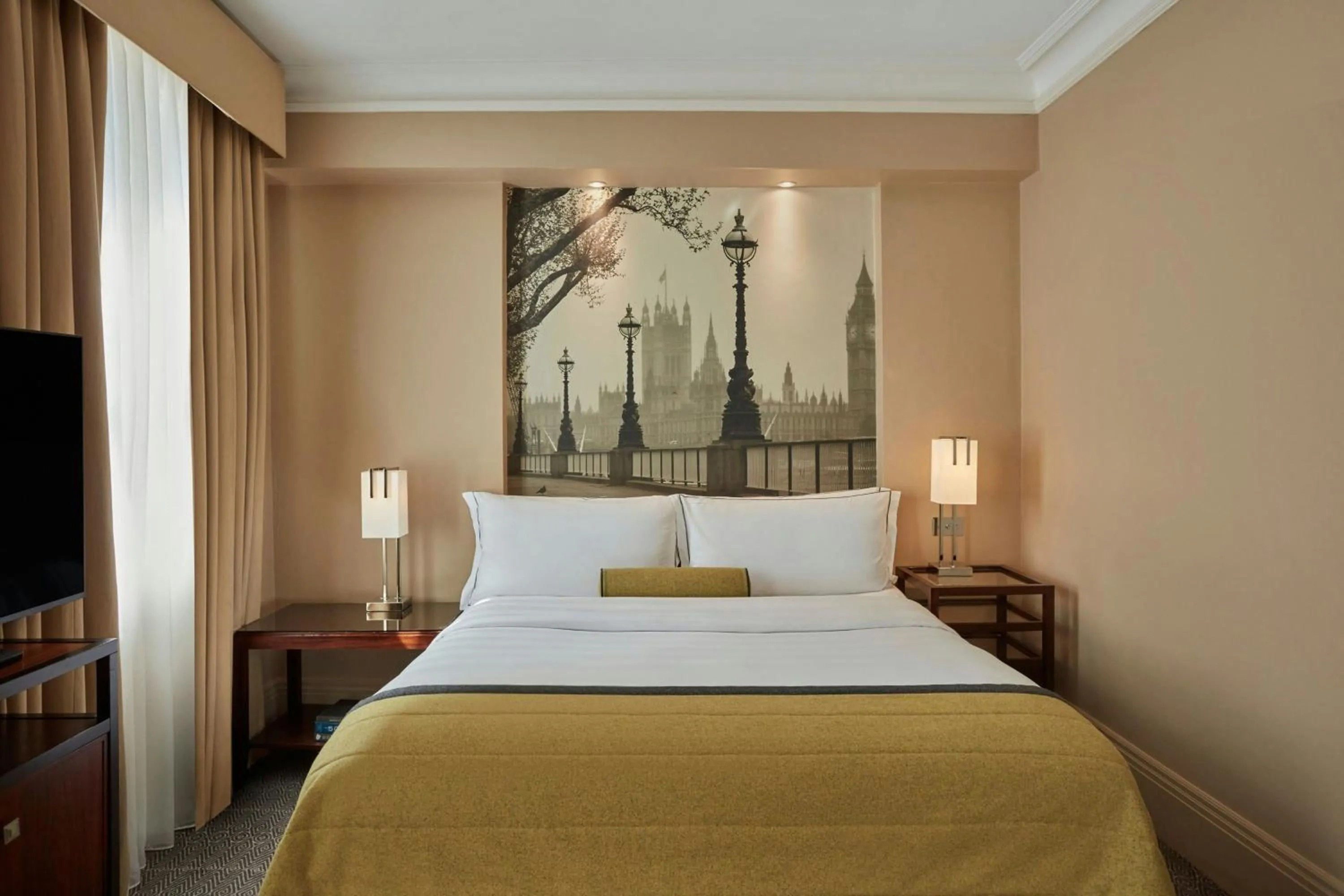 Photo of the whole room, Bed in Threadneedles, Autograph Collection