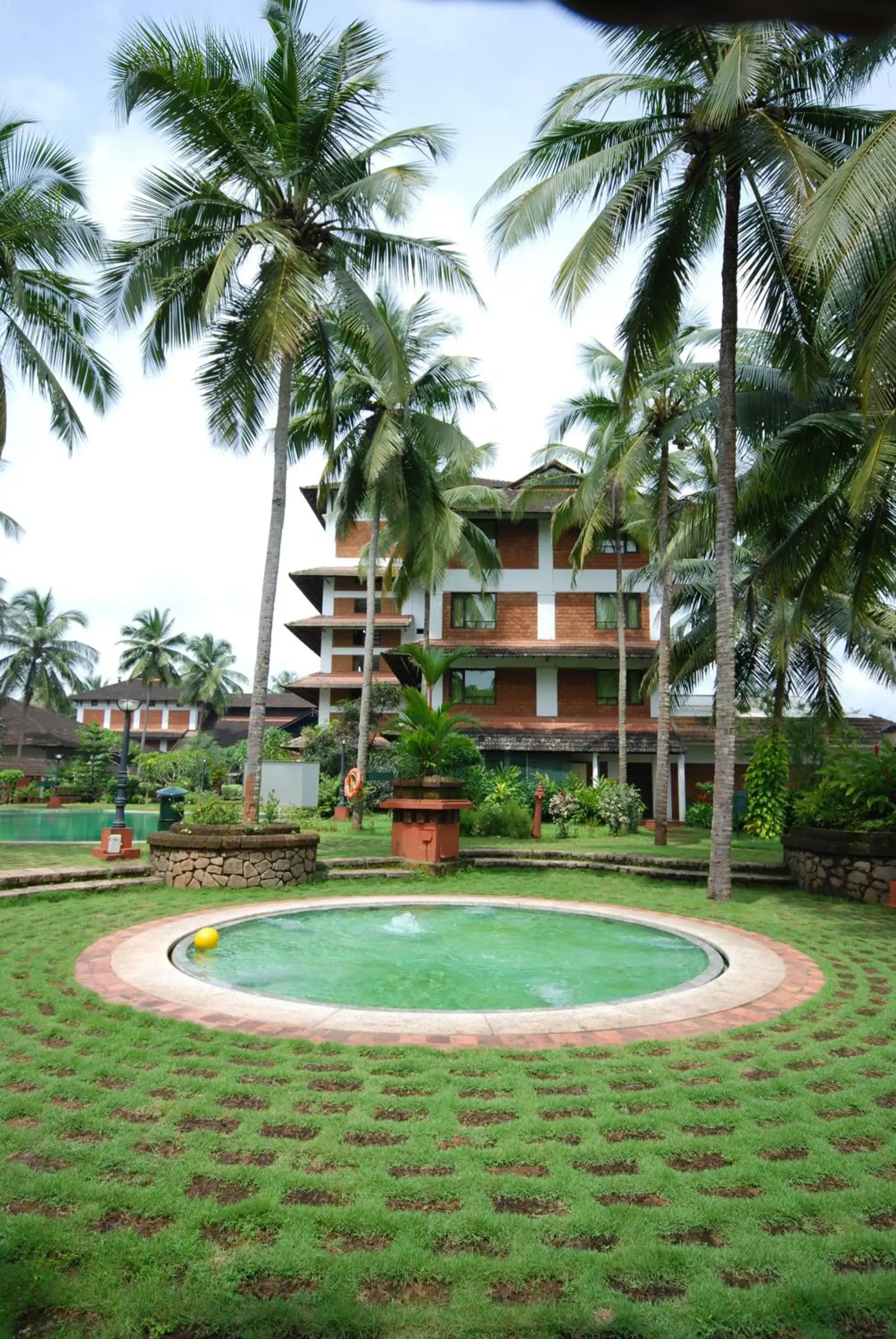 Swimming pool in The Raviz Kadavu, Kozhikode Swimming pool in The Raviz Kadavu, Kozhikode