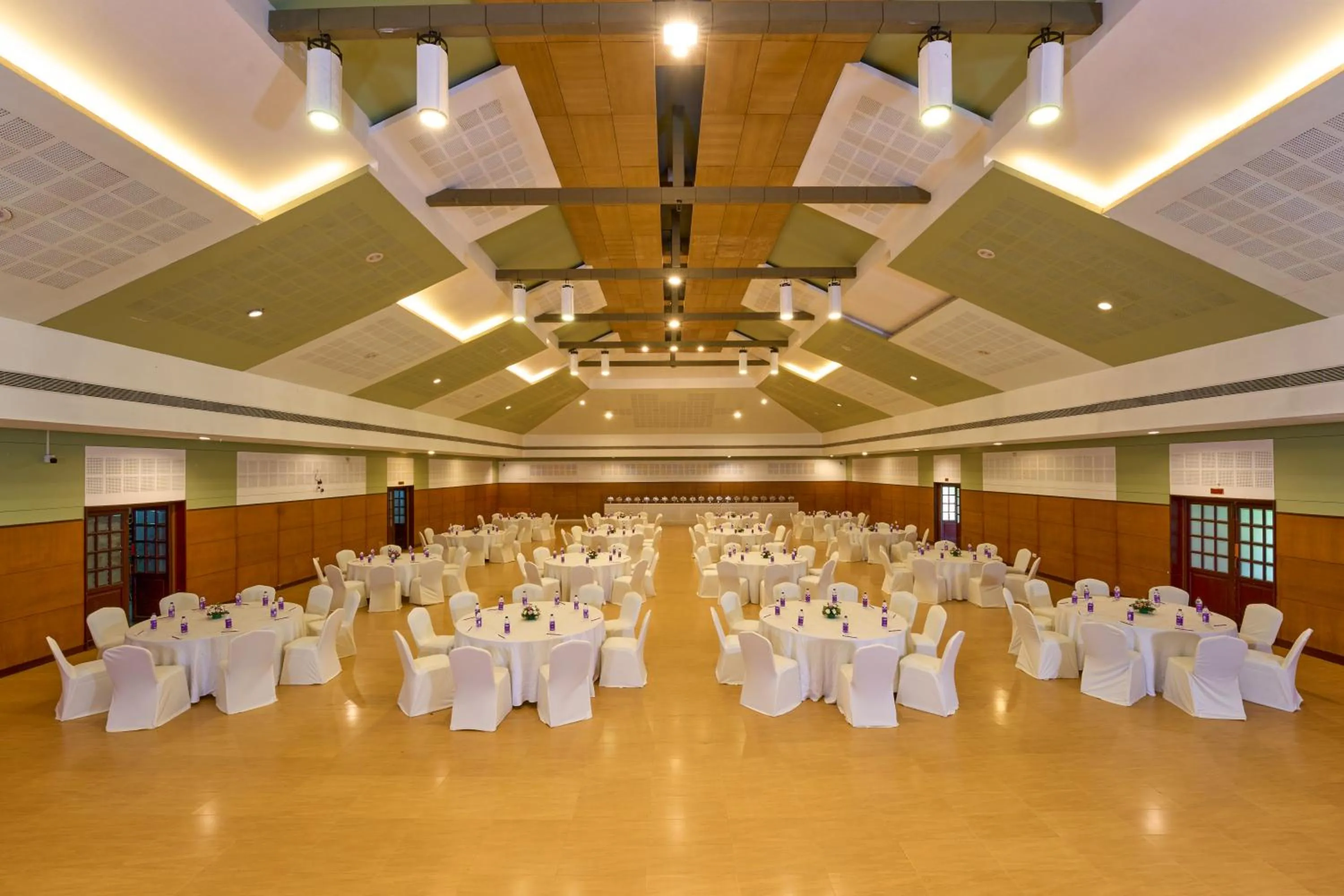 Banquet/Function facilities in The Raviz Kadavu, Kozhikode