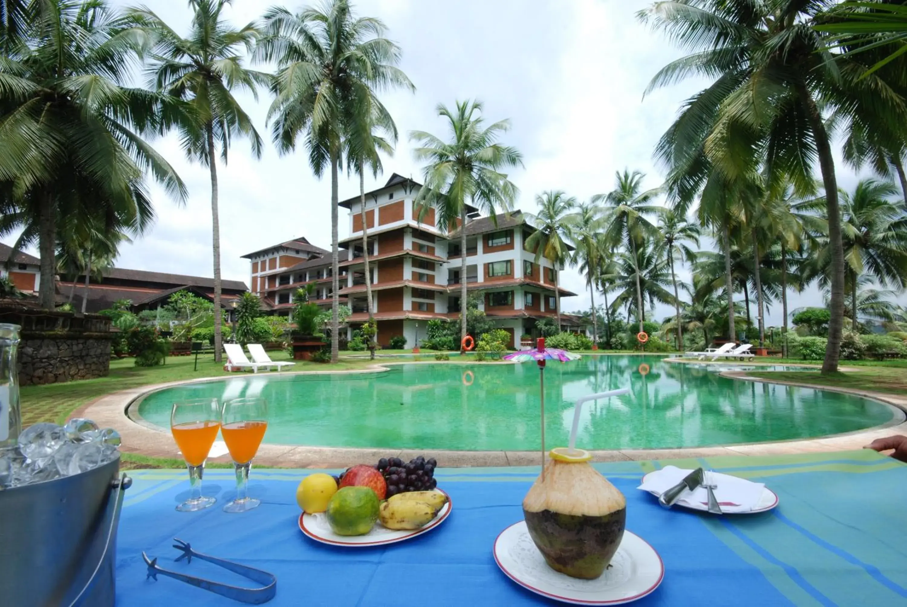 Food and drinks in The Raviz Kadavu, Kozhikode Food and drinks in The Raviz Kadavu, Kozhikode