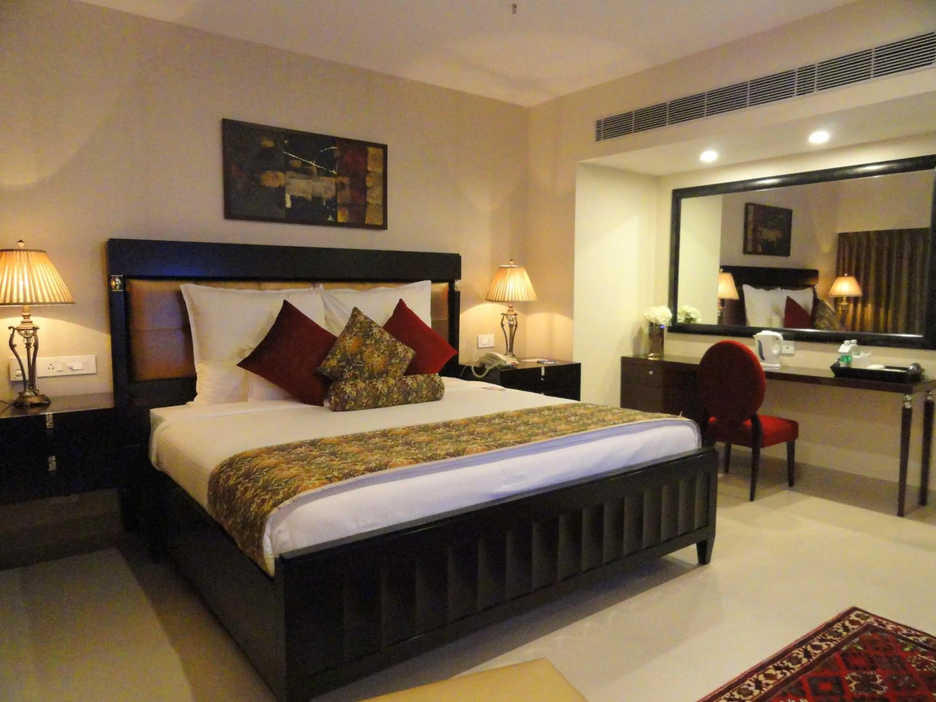 Bed in The Raviz Kadavu, Kozhikode