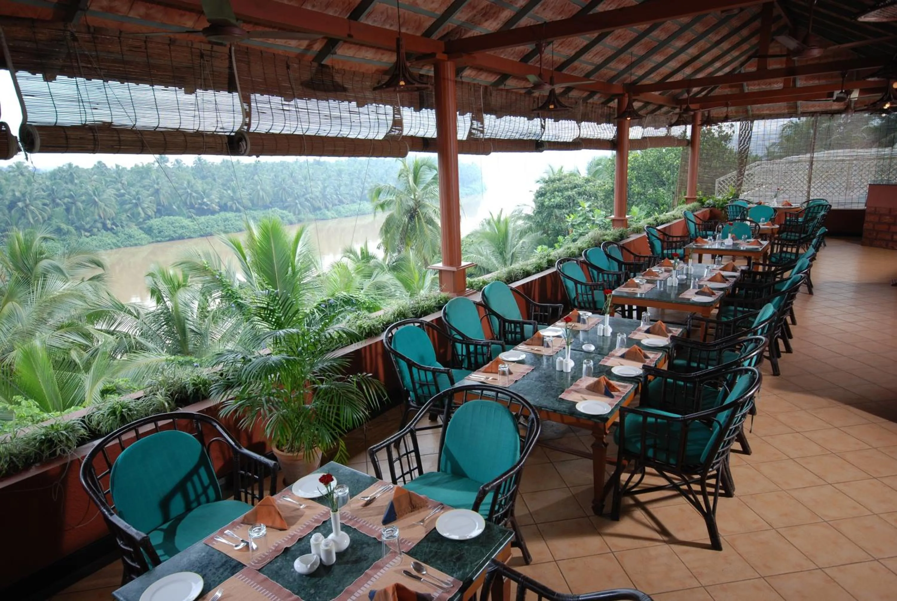 Restaurant/places to eat in The Raviz Kadavu, Kozhikode
