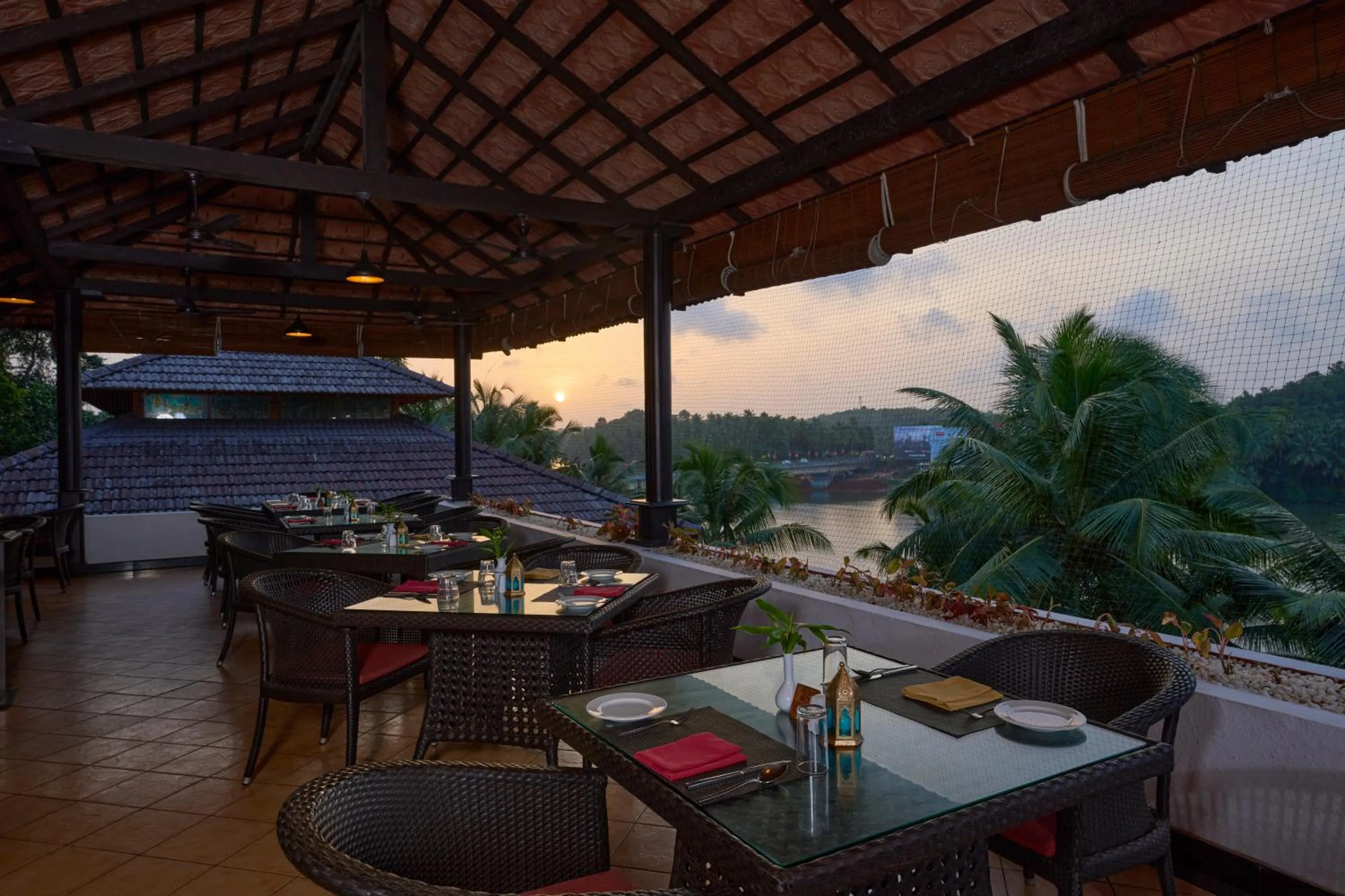 Restaurant/places to eat in The Raviz Kadavu, Kozhikode