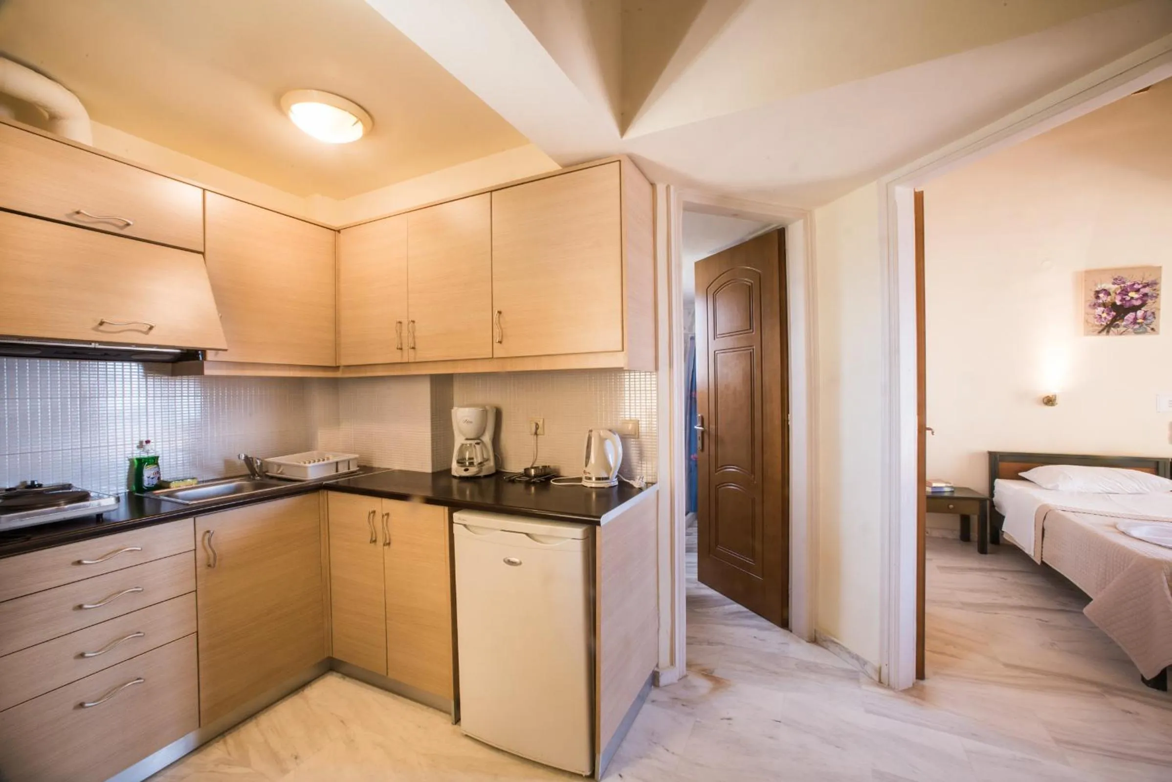 Kitchen or kitchenette, Bed in Mythos Beach Hotel Apartments