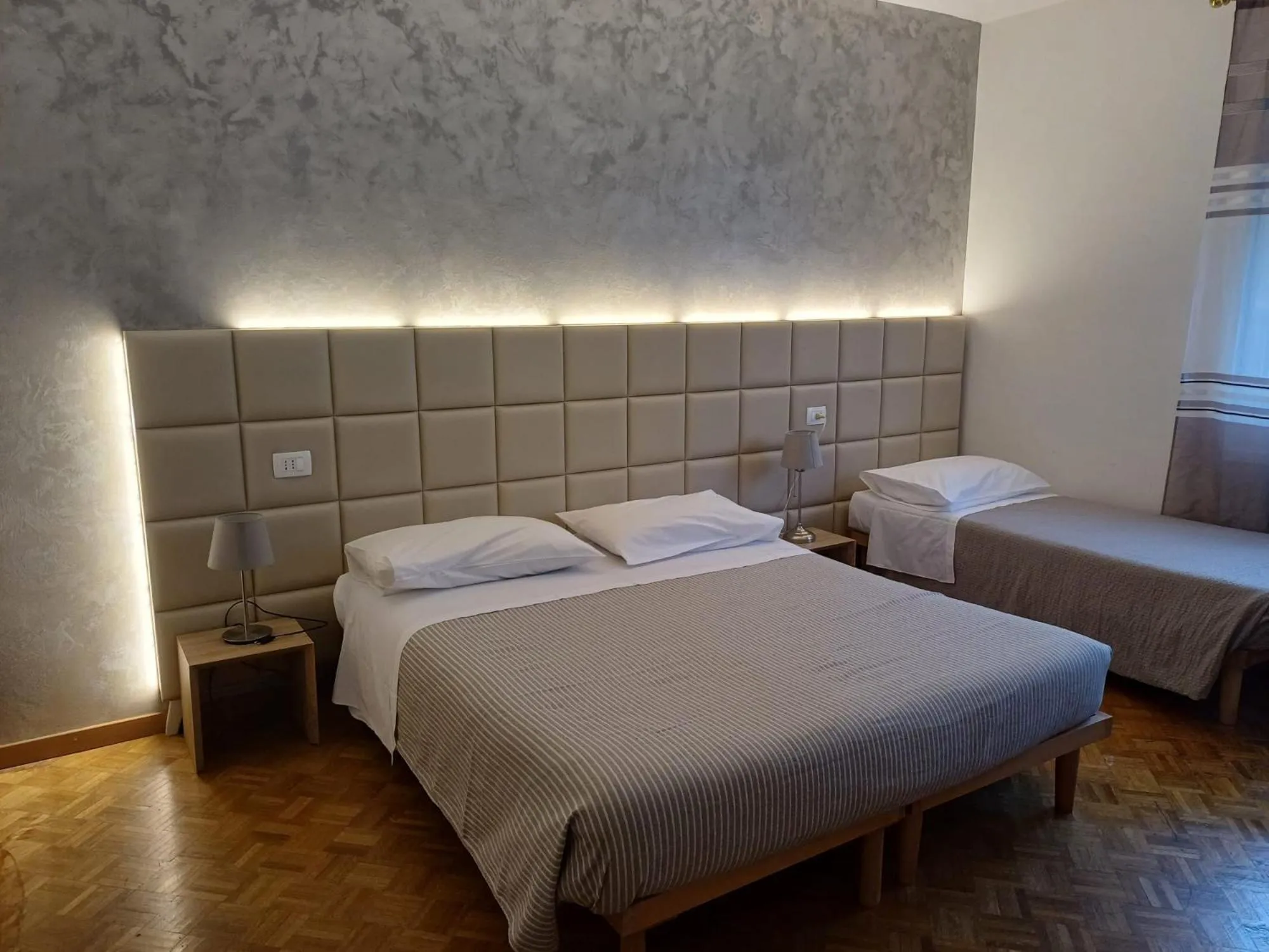 Photo of the whole room, Bed in Residence Sole