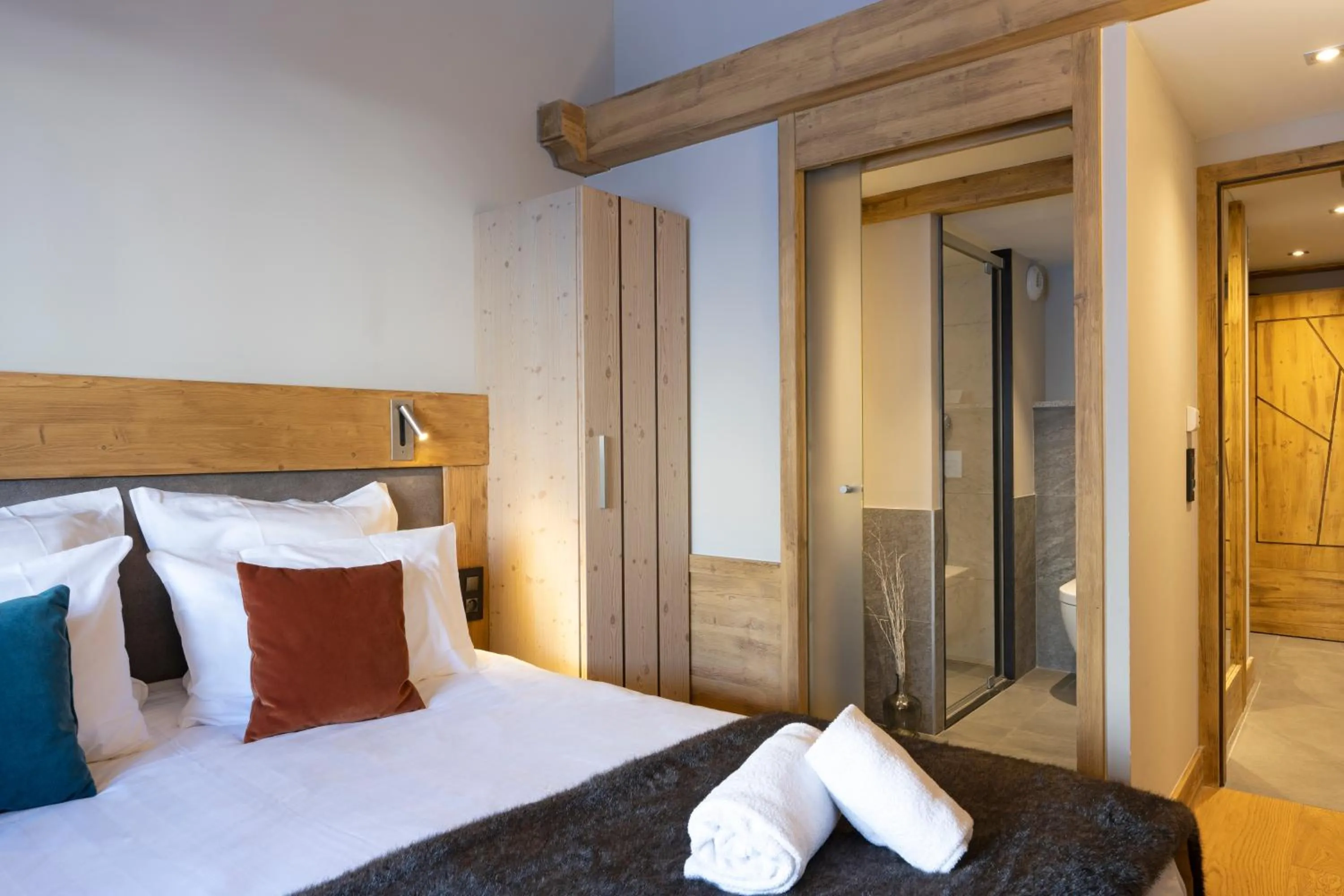 Shower, Bed in MGM Hôtels & Résidences - Résidence Chalets Elena