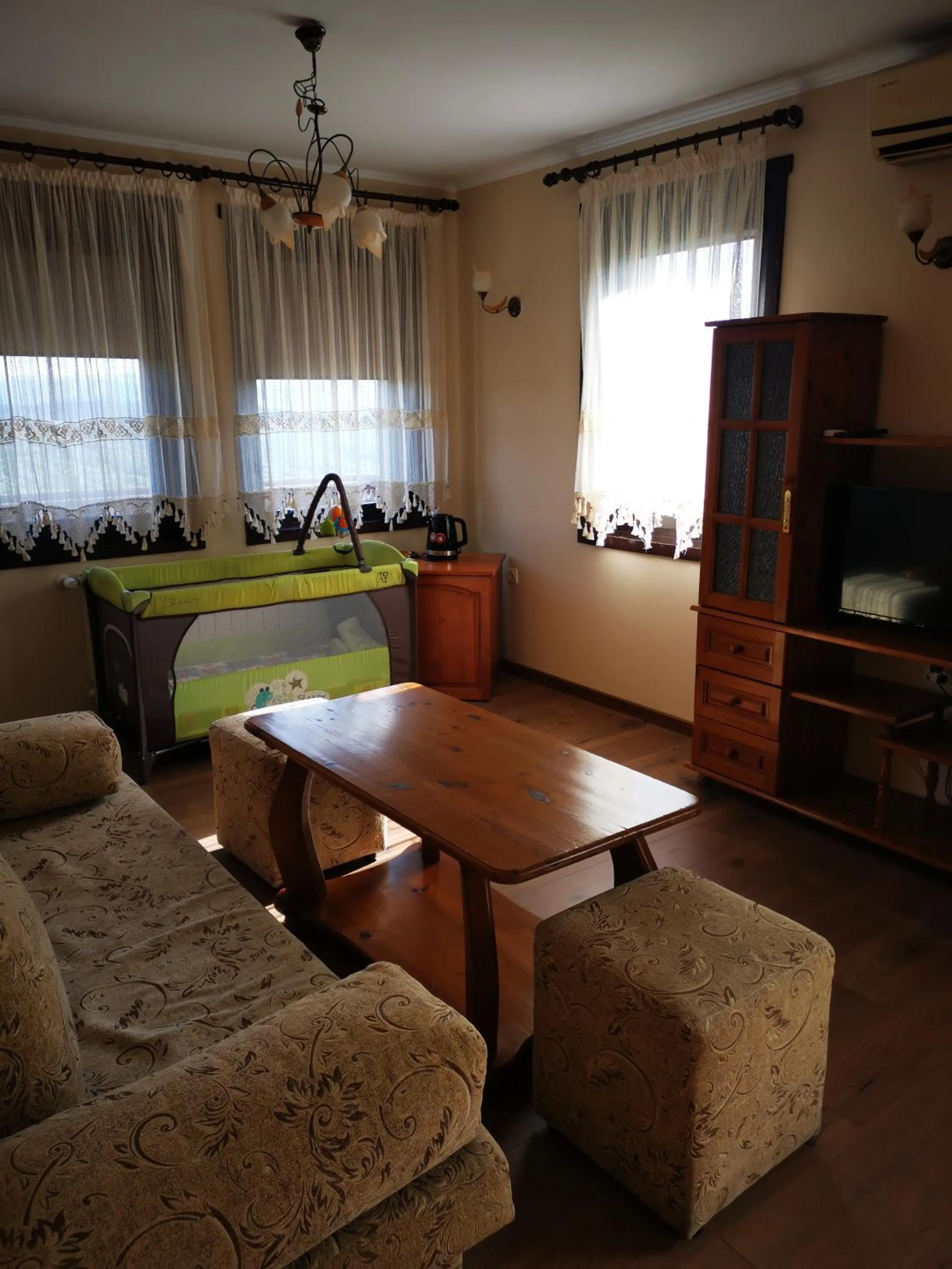 Communal lounge/ TV room in Family Hotel Arbanashka Sreshta