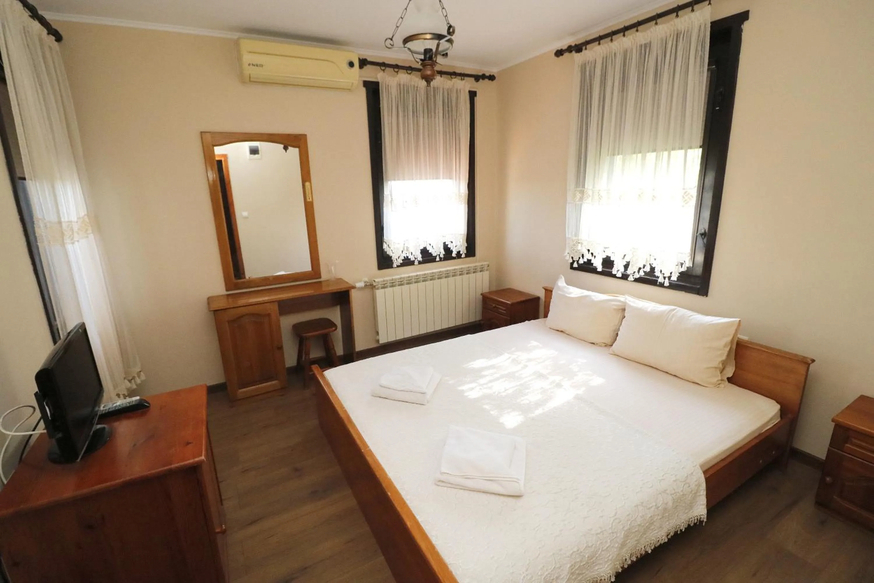 TV and multimedia, Bed in Family Hotel Arbanashka Sreshta