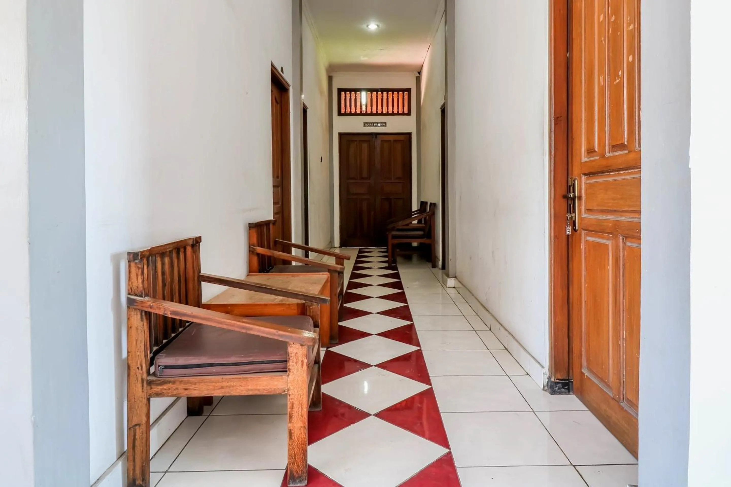 Lobby or reception in OYO 1927 Hotel Candra Adigraha