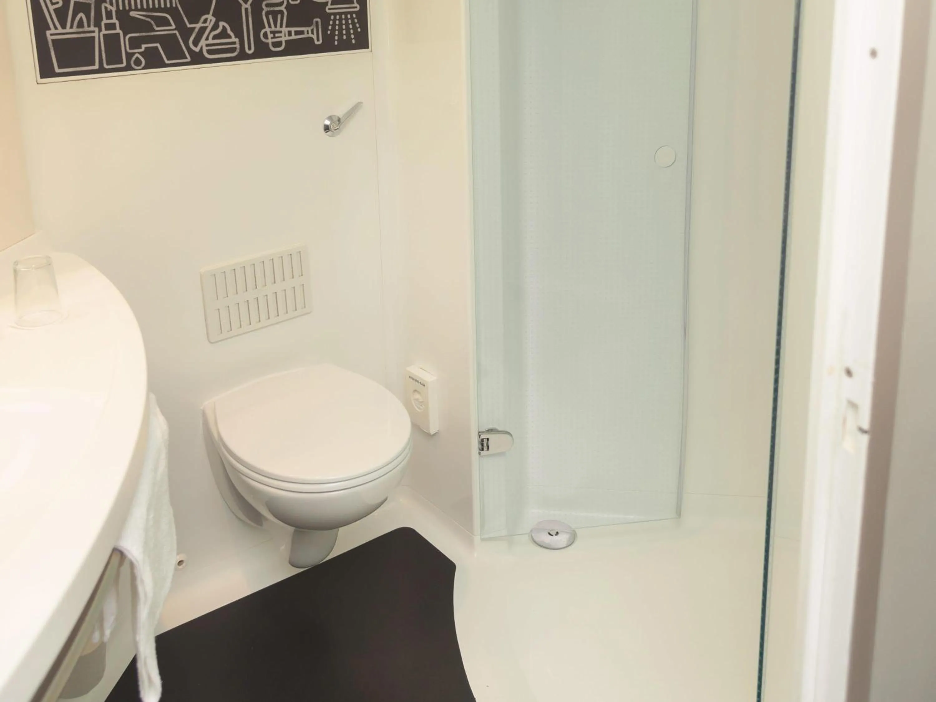 Bedroom in ibis Glasgow City Centre – Sauchiehall St
