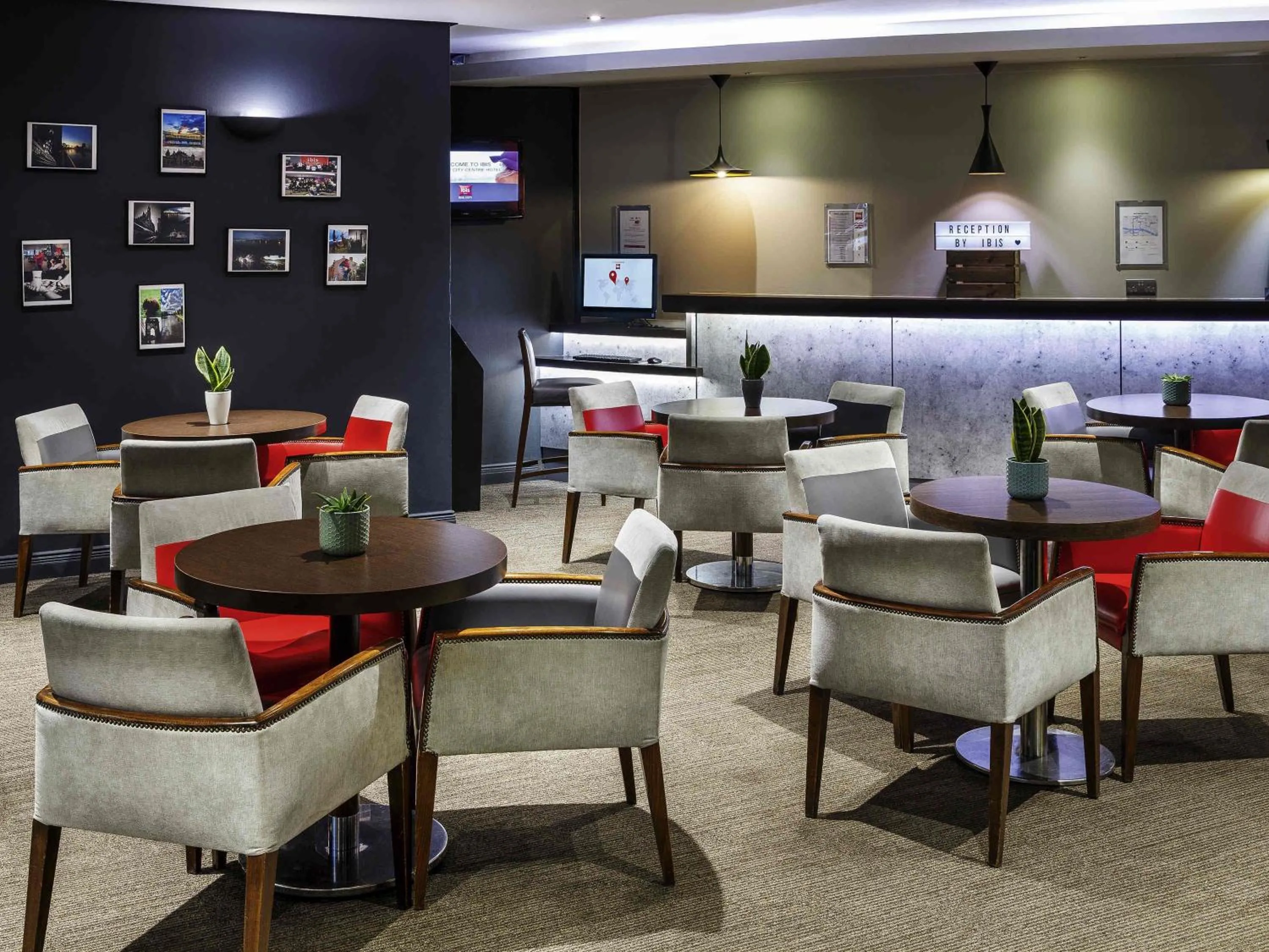 Lounge or bar in ibis Glasgow City Centre – Sauchiehall St