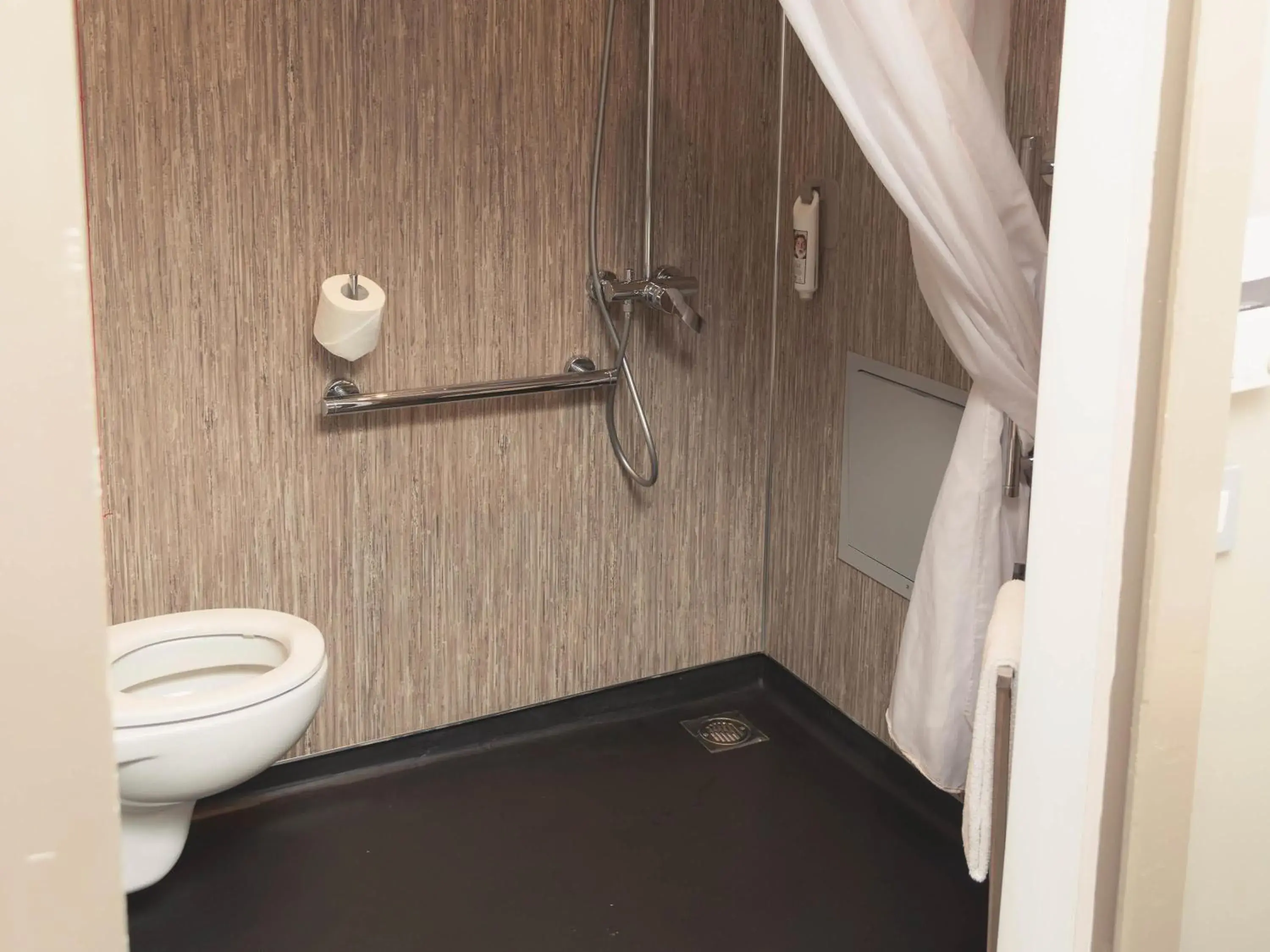 Bedroom in ibis Glasgow City Centre – Sauchiehall St Bedroom in ibis Glasgow City Centre – Sauchiehall St