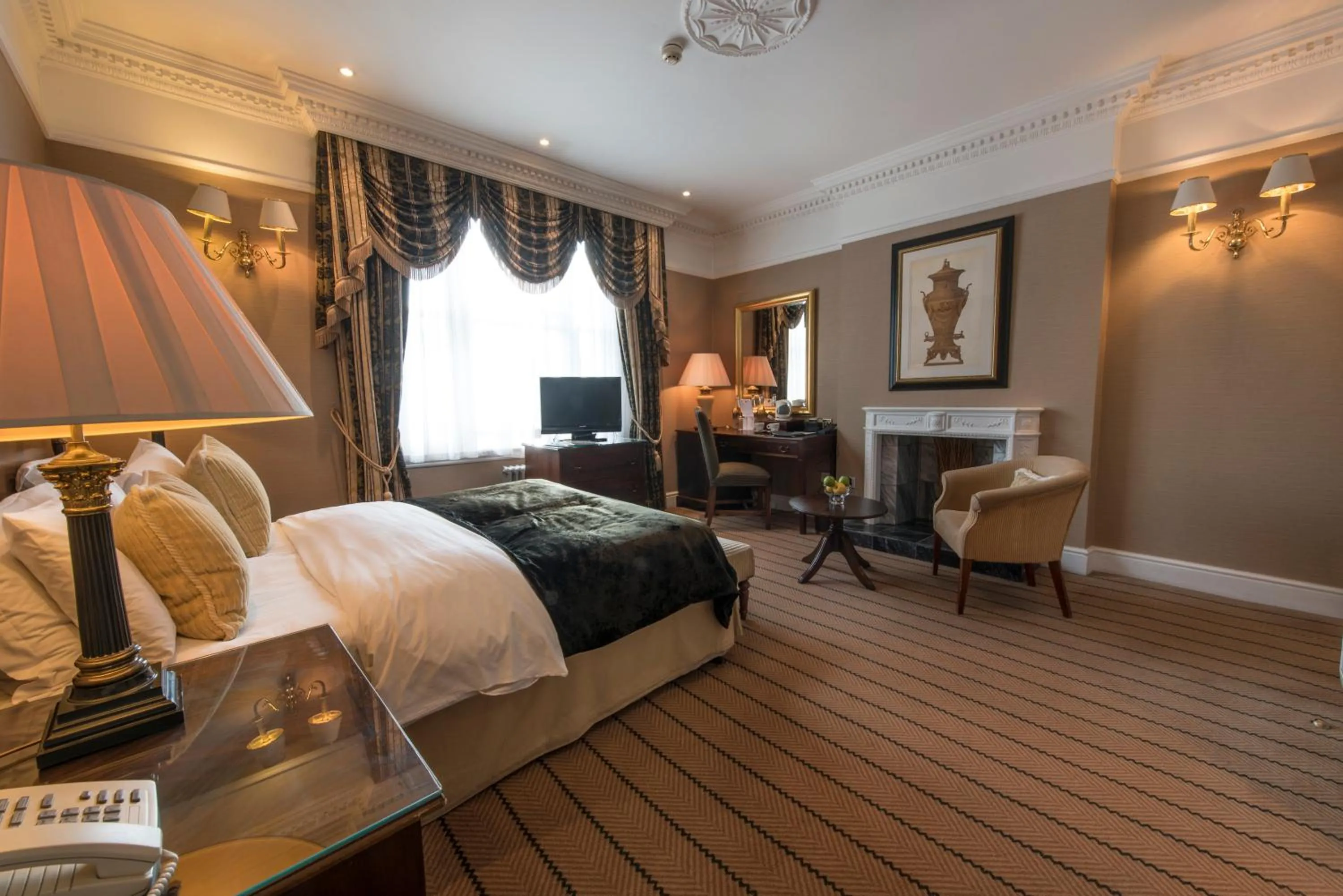 Photo of the whole room, Bed in The Colonnade