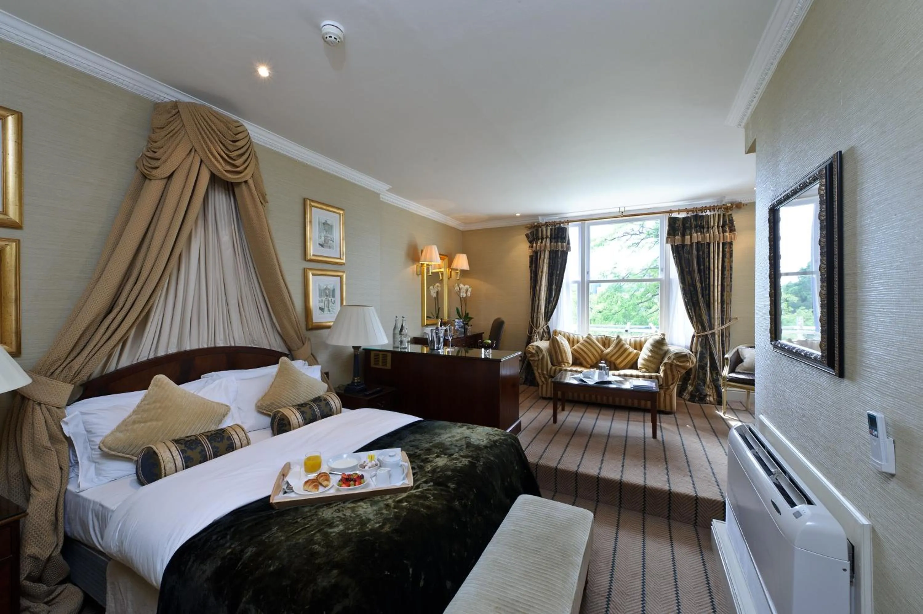 Photo of the whole room, Bed in The Colonnade