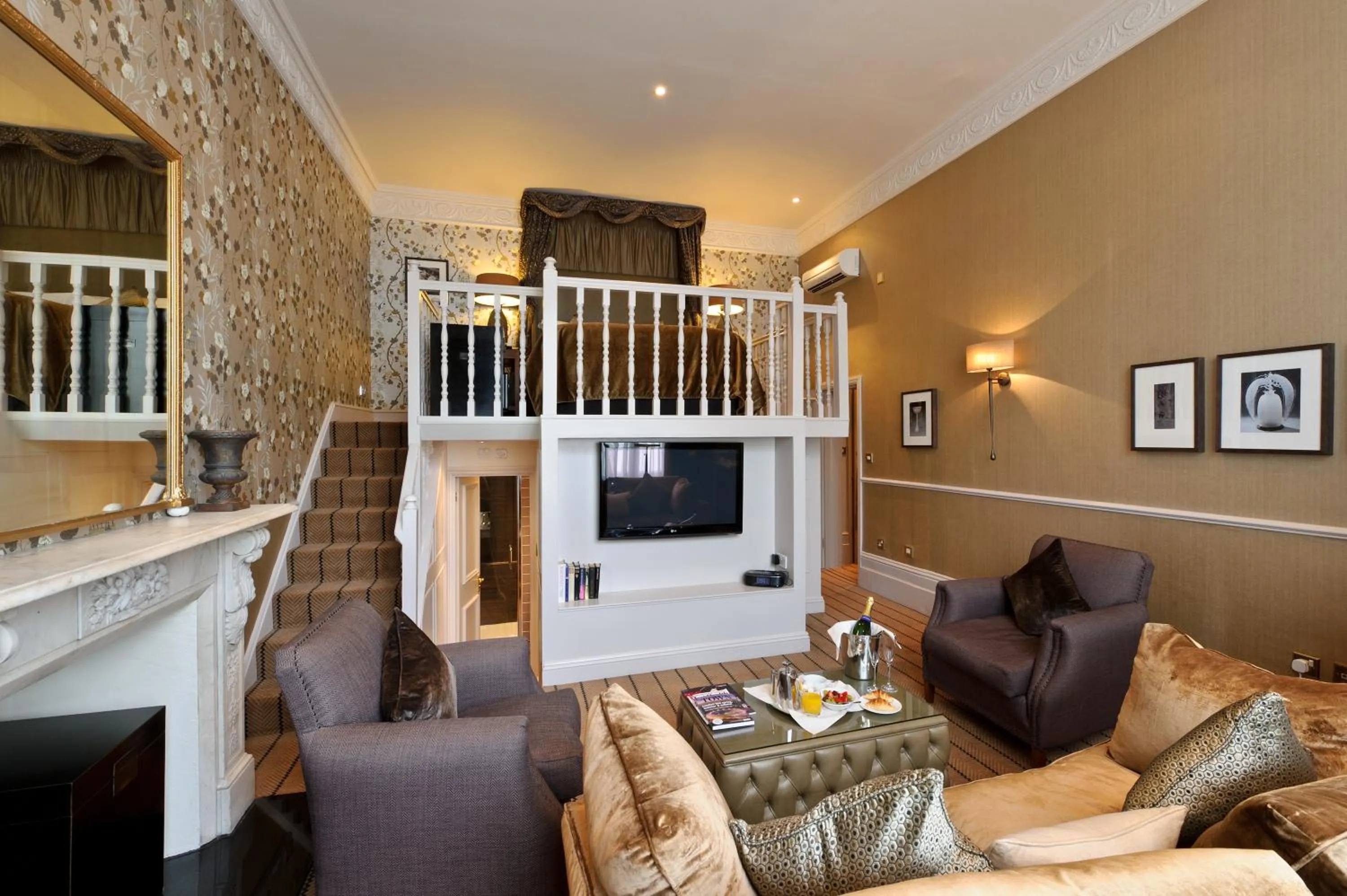 Photo of the whole room in The Colonnade