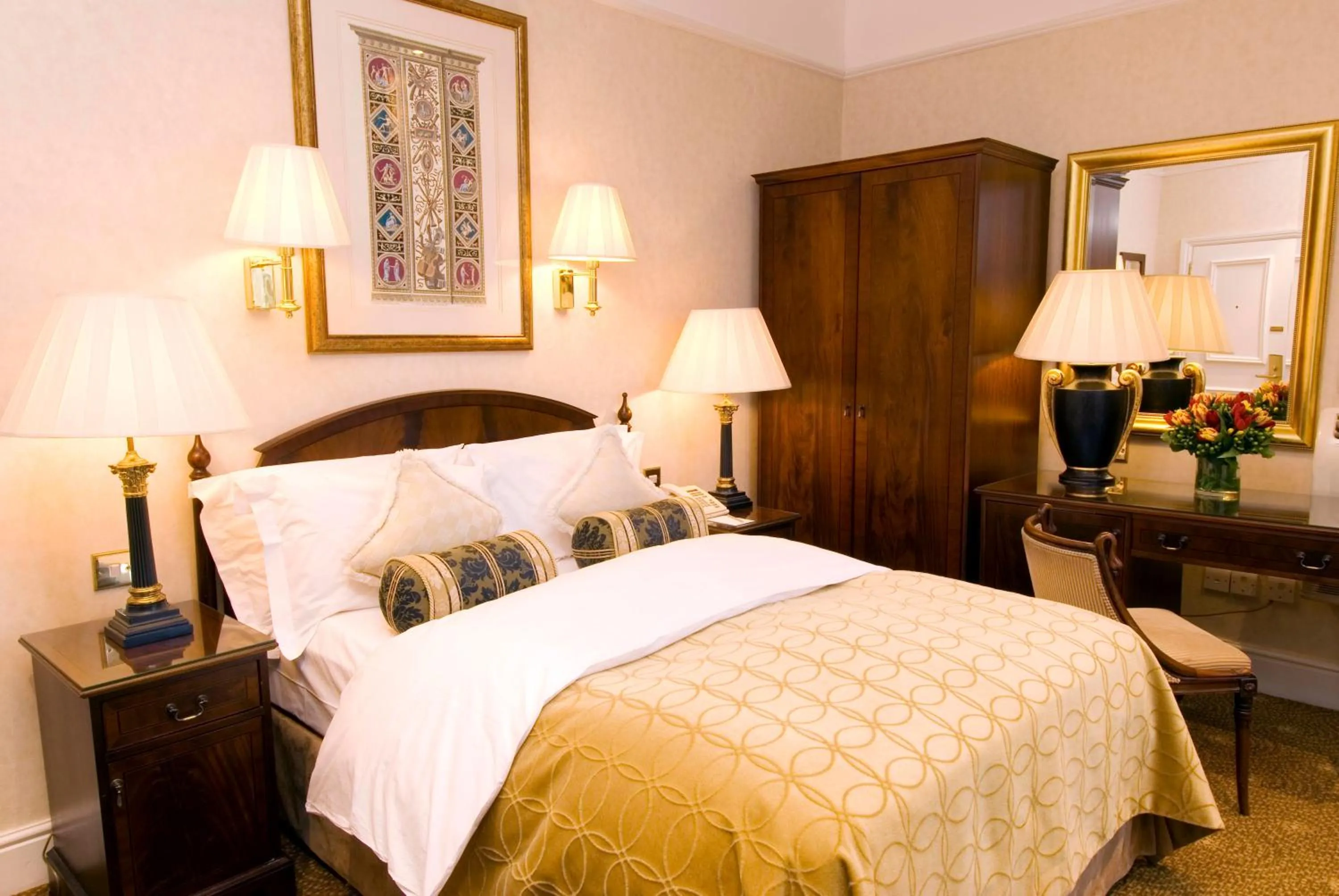 Bedroom, Bed in The Colonnade