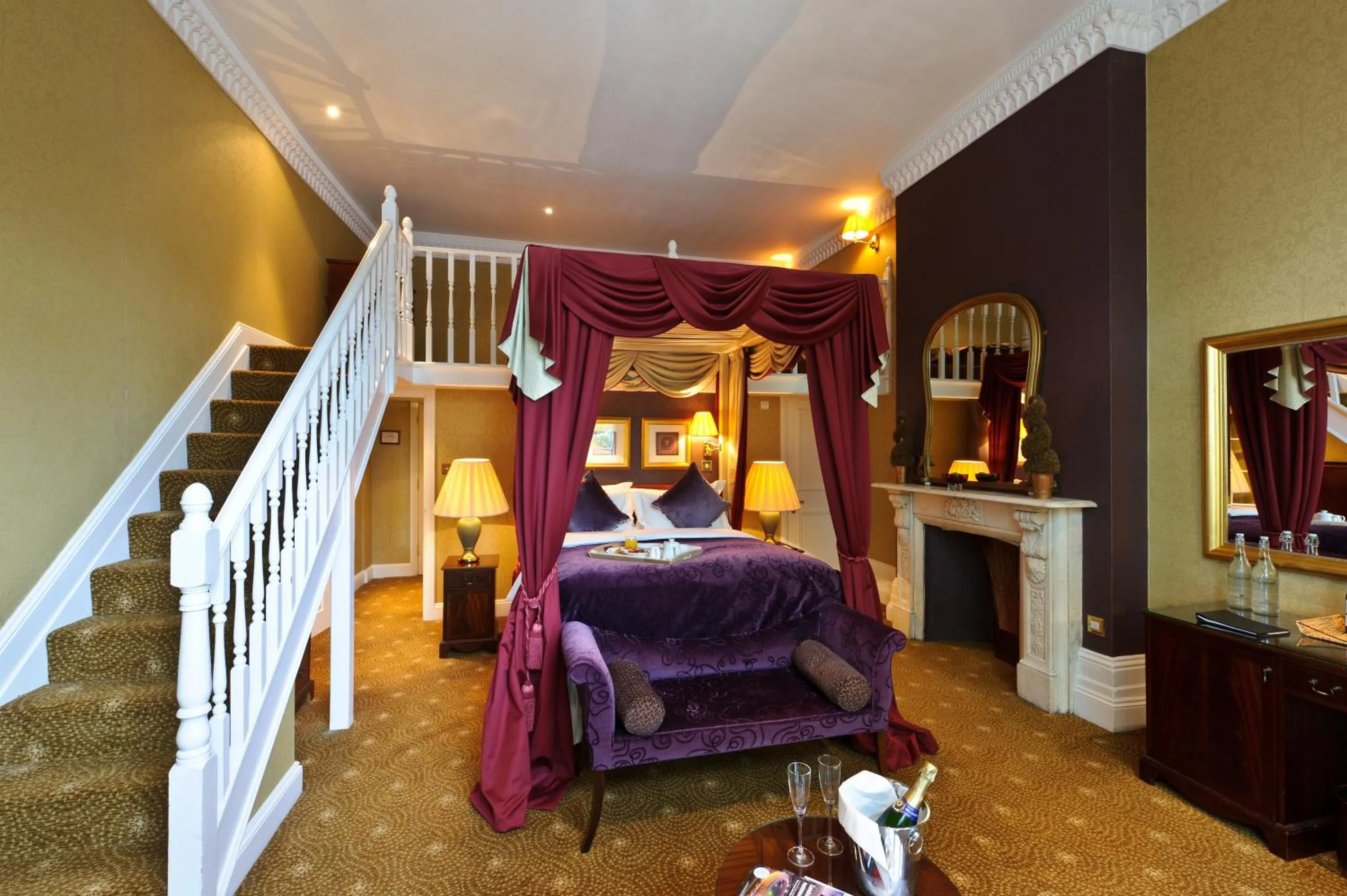 Photo of the whole room, Bed in The Colonnade