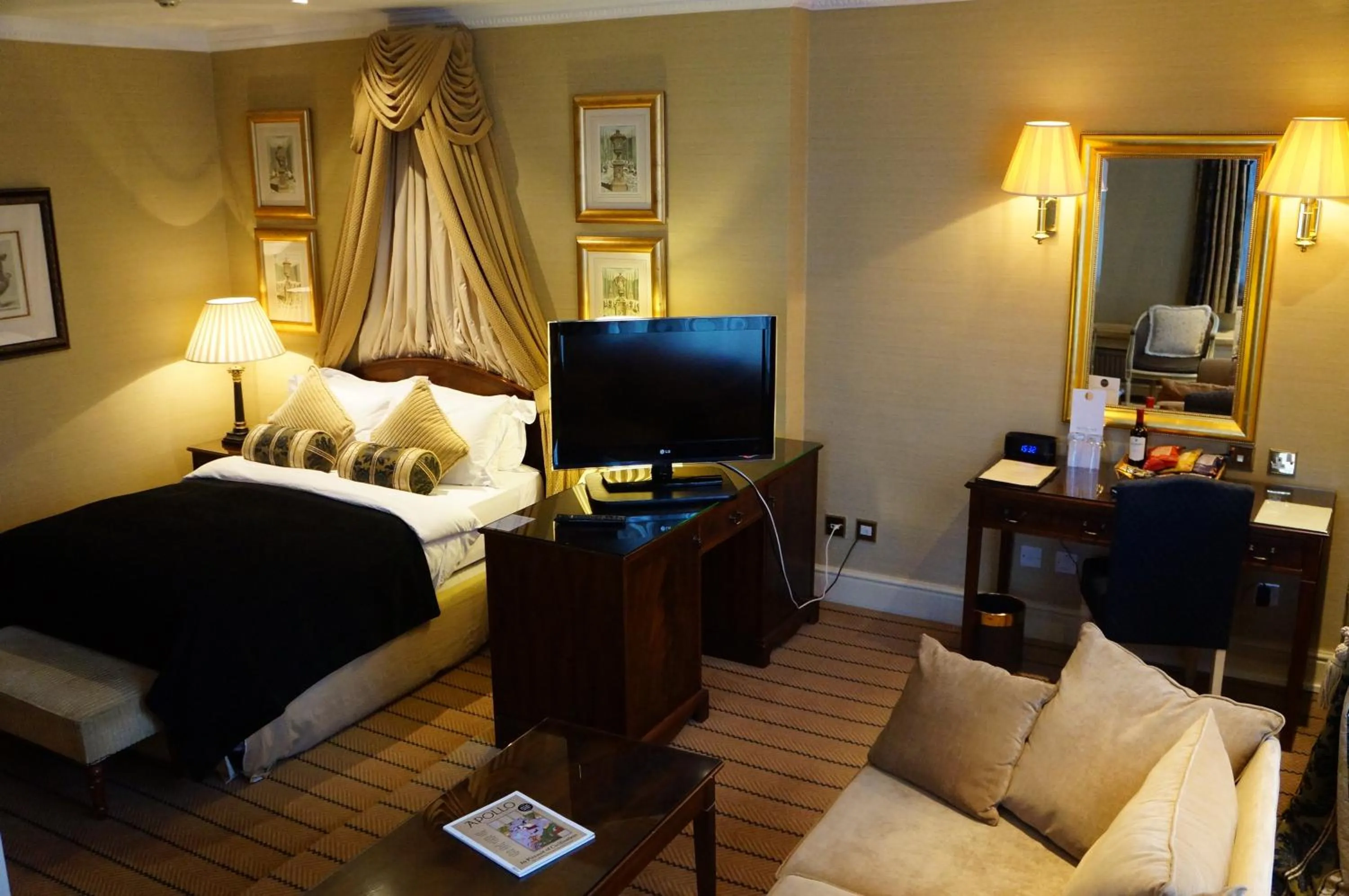 Photo of the whole room, Bed in The Colonnade